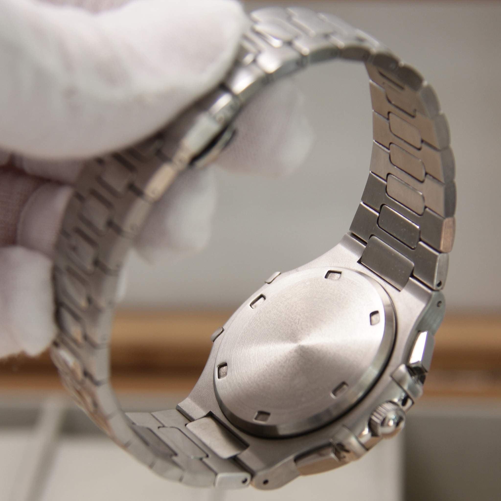 “Bracelet acier intégré et fond poli de la montre SEIKMOD Nautilus Chronographe Blanc VK63, chronographe méca-quartz fiable et précis”