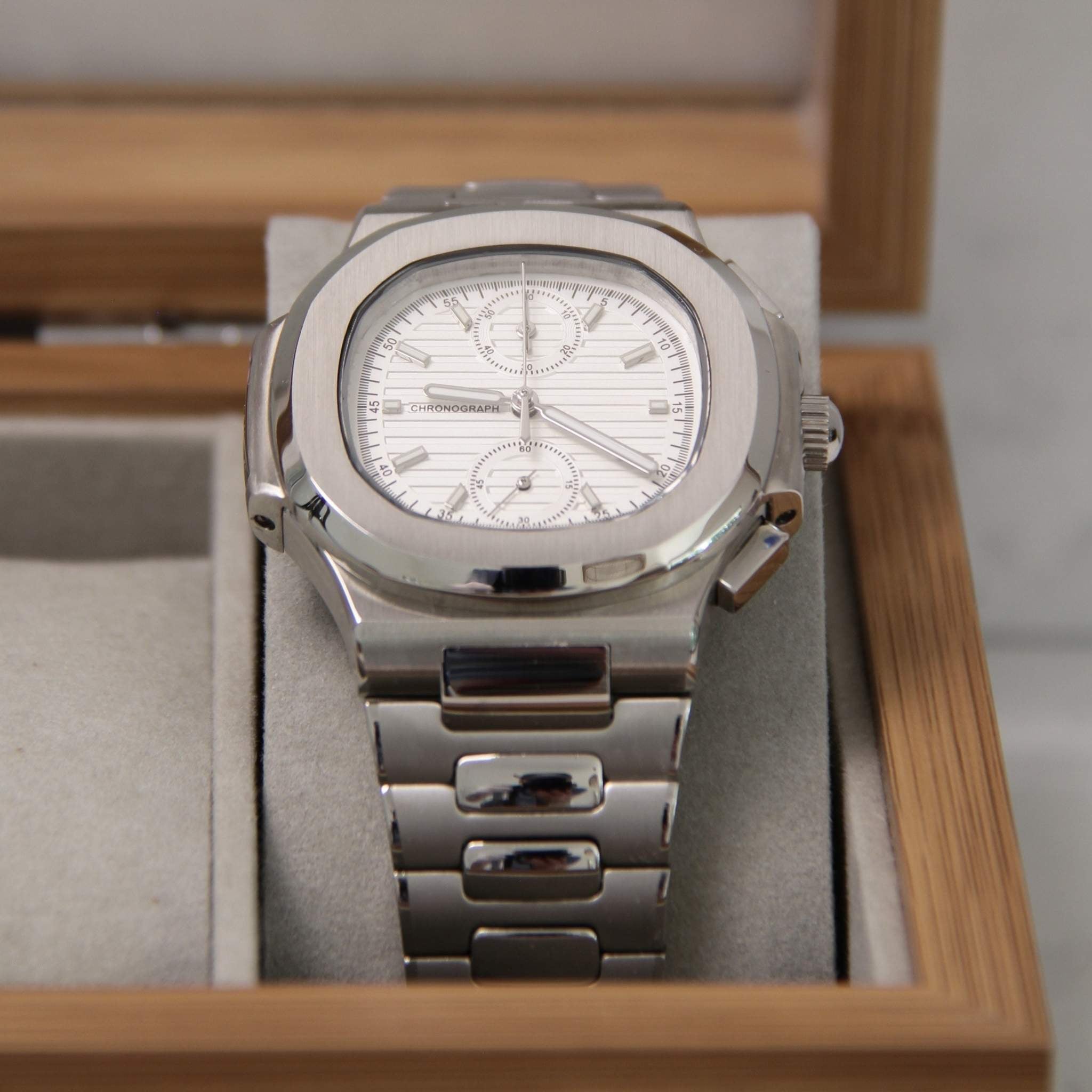 “Cadran blanc de la montre SEIKMOD Nautilus Chronographe VK63 avec compteurs argentés et aiguilles luminescentes”