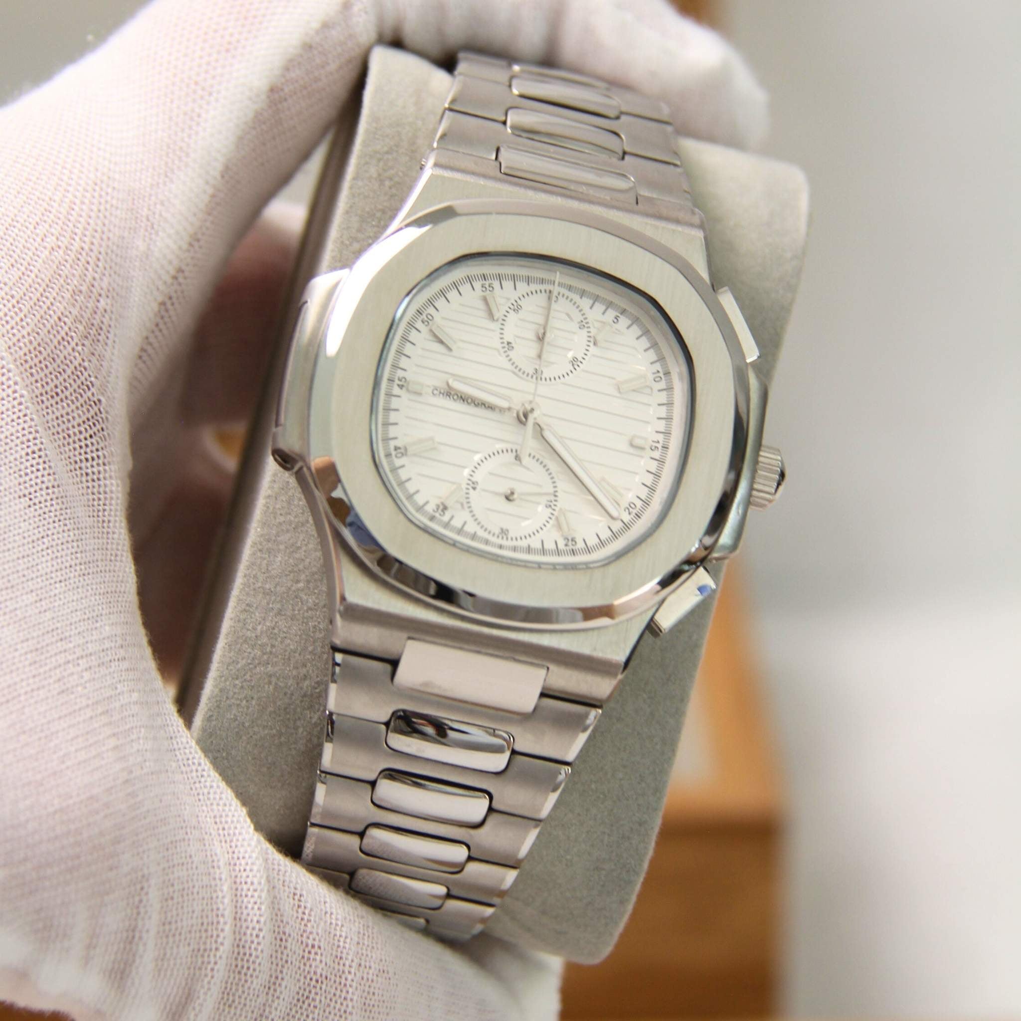 “Détail du cadran blanc lisse et du verre saphir anti-rayures de la montre SEIKMOD Nautilus Chronographe Blanc VK63, mouvement méca-quartz Seiko Instruments Inc.”