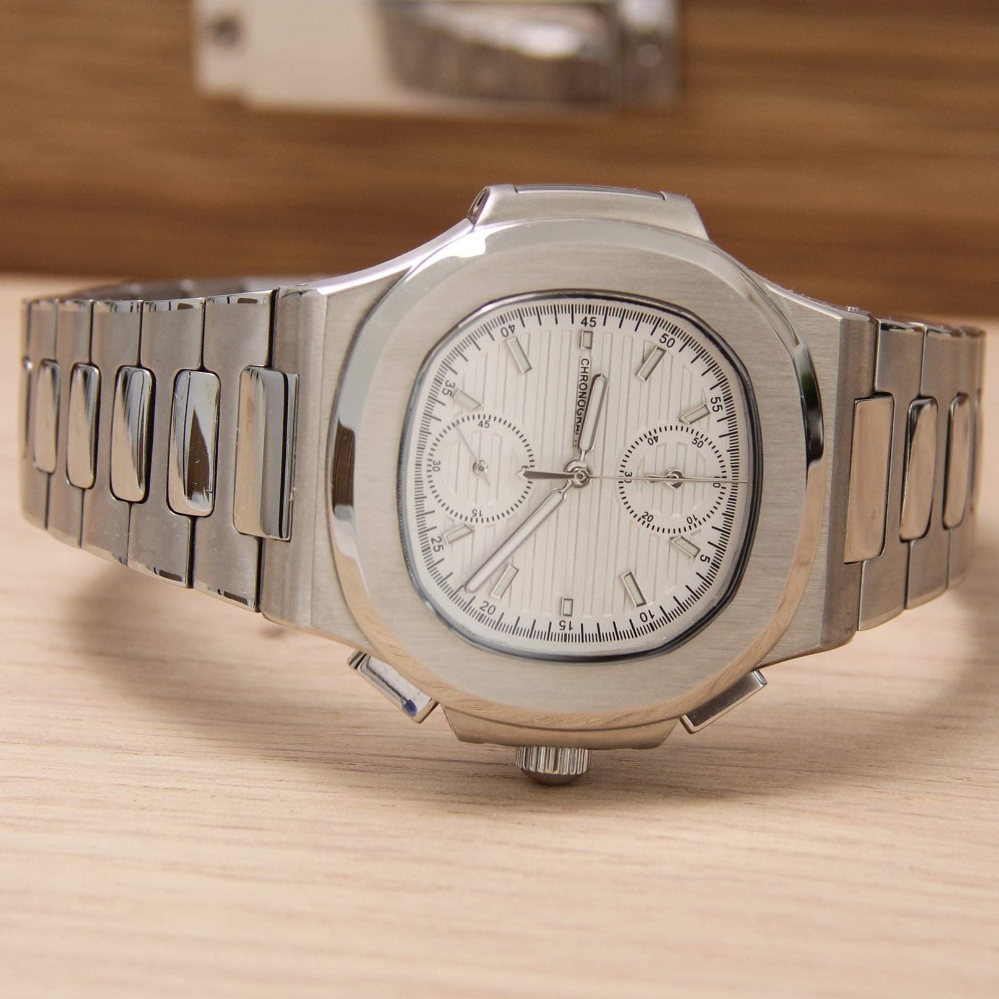 “Montre SEIKMOD Nautilus Chronographe Blanc VK63 vue complète à plat, cadran blanc et bracelet acier intégré”