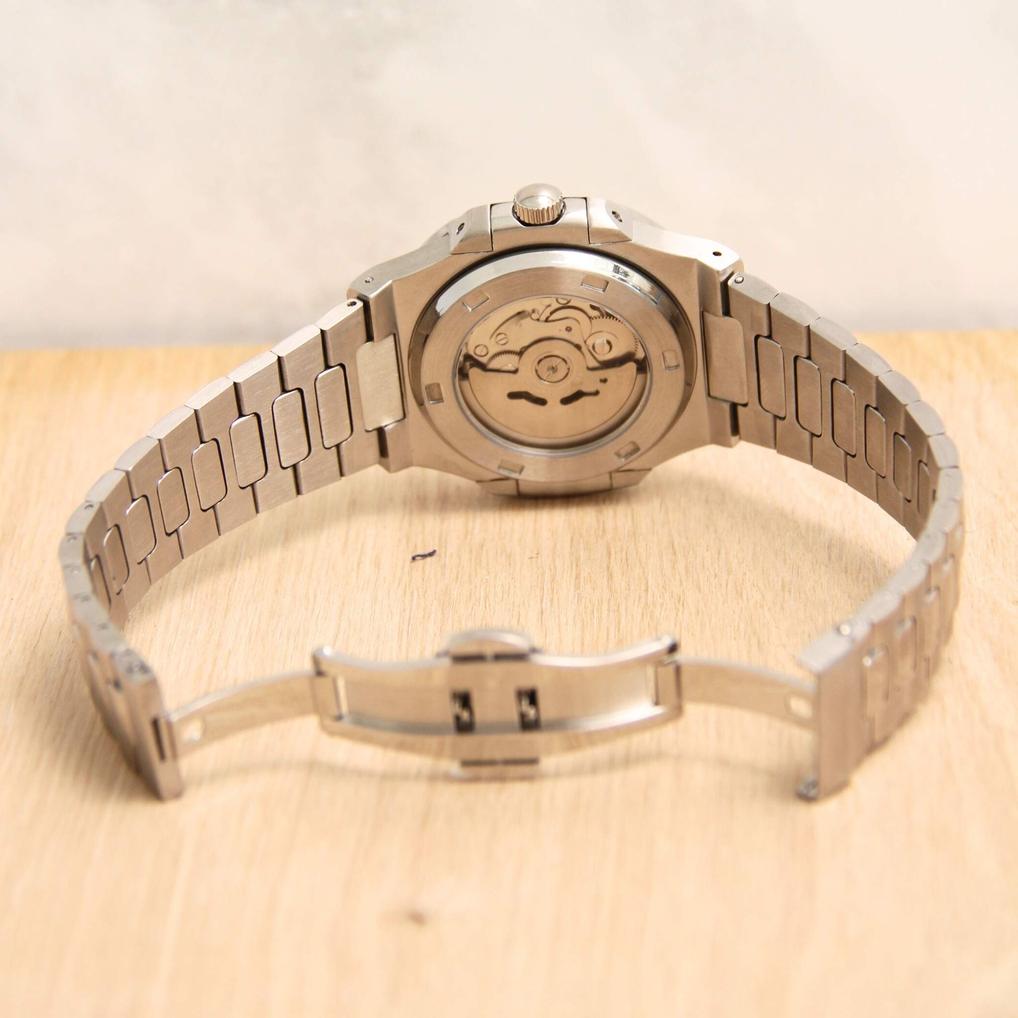 “Bracelet acier intégré et fond transparent de la montre SEIKMOD Nautilus Coeur Ouvert Bleu NH38, mouvement automatique visible”