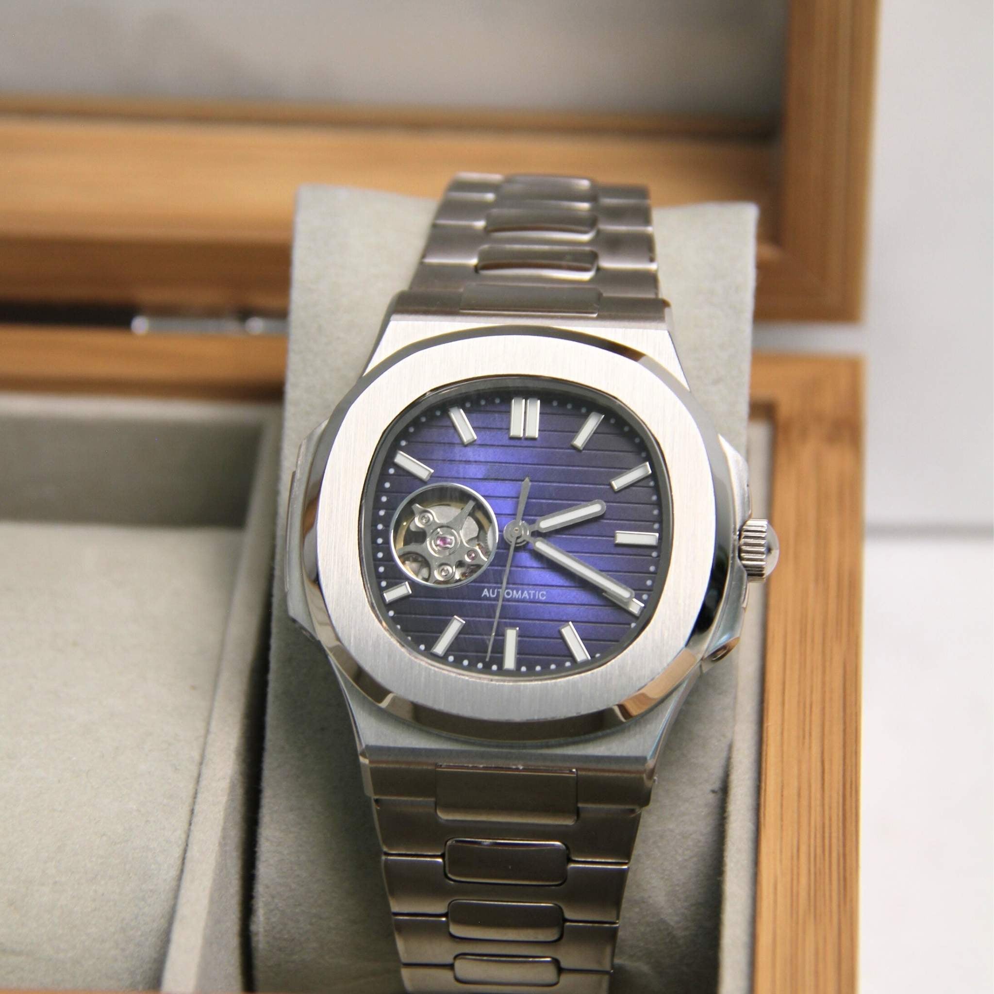 “Détail du cadran bleu texturé et du verre saphir anti-rayures de la montre SEIKMOD Nautilus Cœur Ouvert Bleu NH38, mouvement automatique visible”
