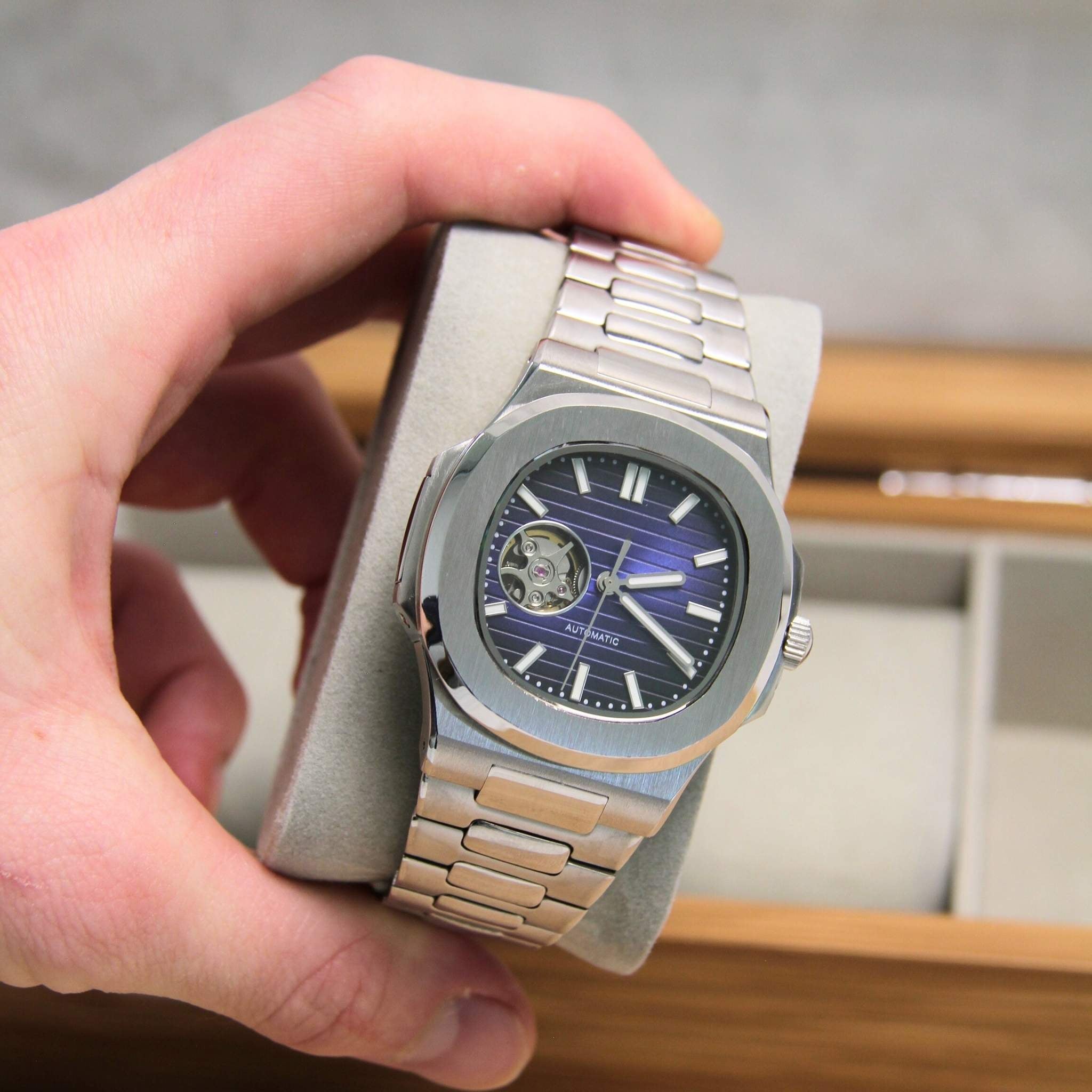 “Cadran bleu avec ouverture sur le mouvement Seiko NH38 à 9h de la montre SEIKMOD Nautilus Cœur Ouvert Bleu”