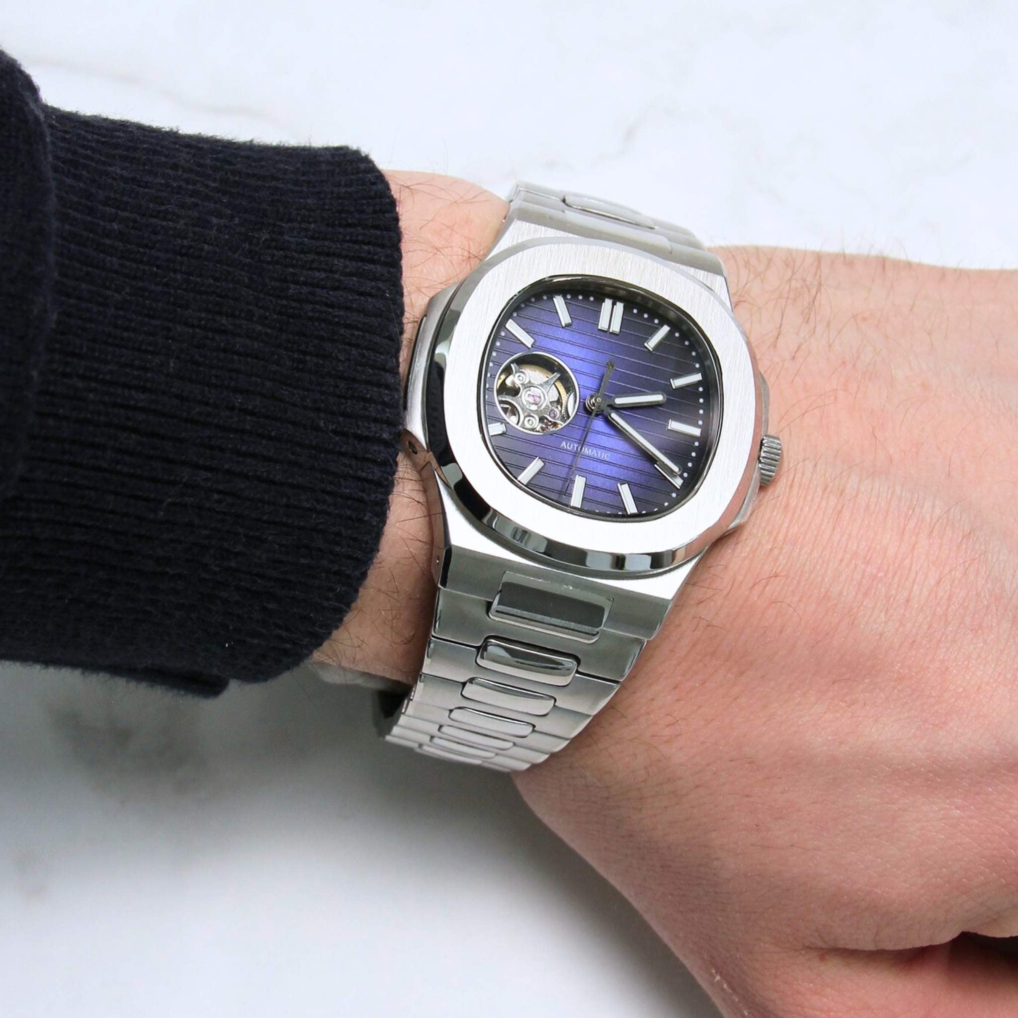 “Montre SEIKMOD Nautilus Cœur Ouvert Bleu NH38 portée au poignet, design sport-chic et élégance mécanique”