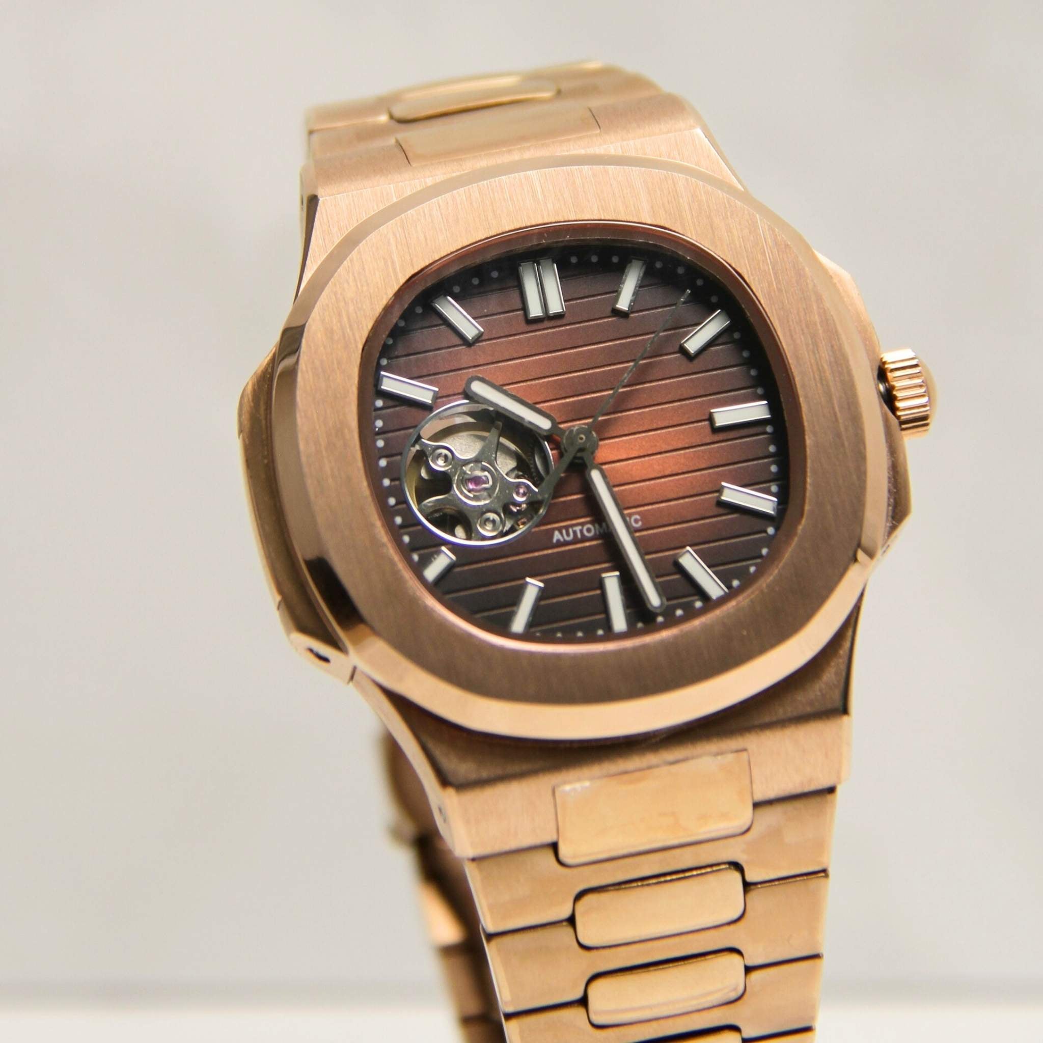 “Détail du cadran brun et du verre saphir anti-rayures de la montre SEIKMOD Nautilus Cœur Ouvert Or Rose NH38, mouvement automatique apparent”