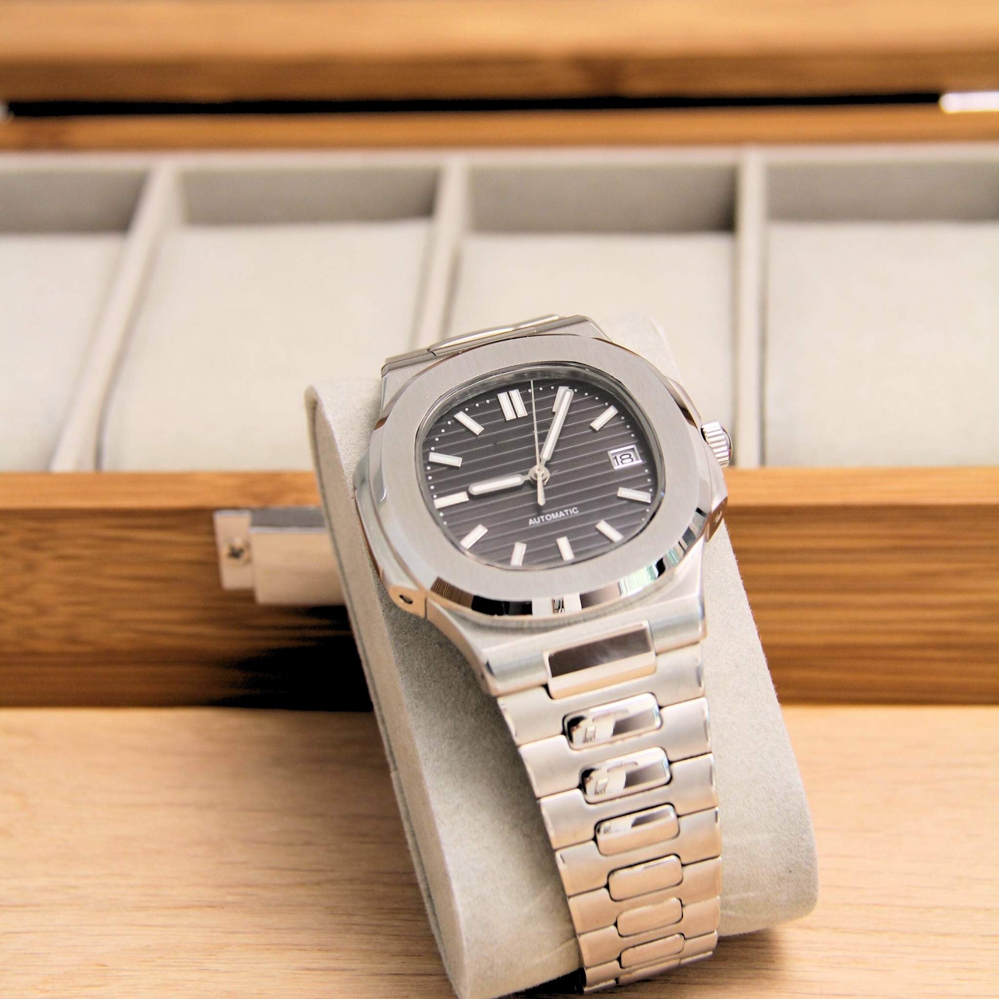 “Cadran noir texturé de la montre SEIKMOD Nautilus NH35, aiguilles argentées et index luminescents sur finition horizontale”