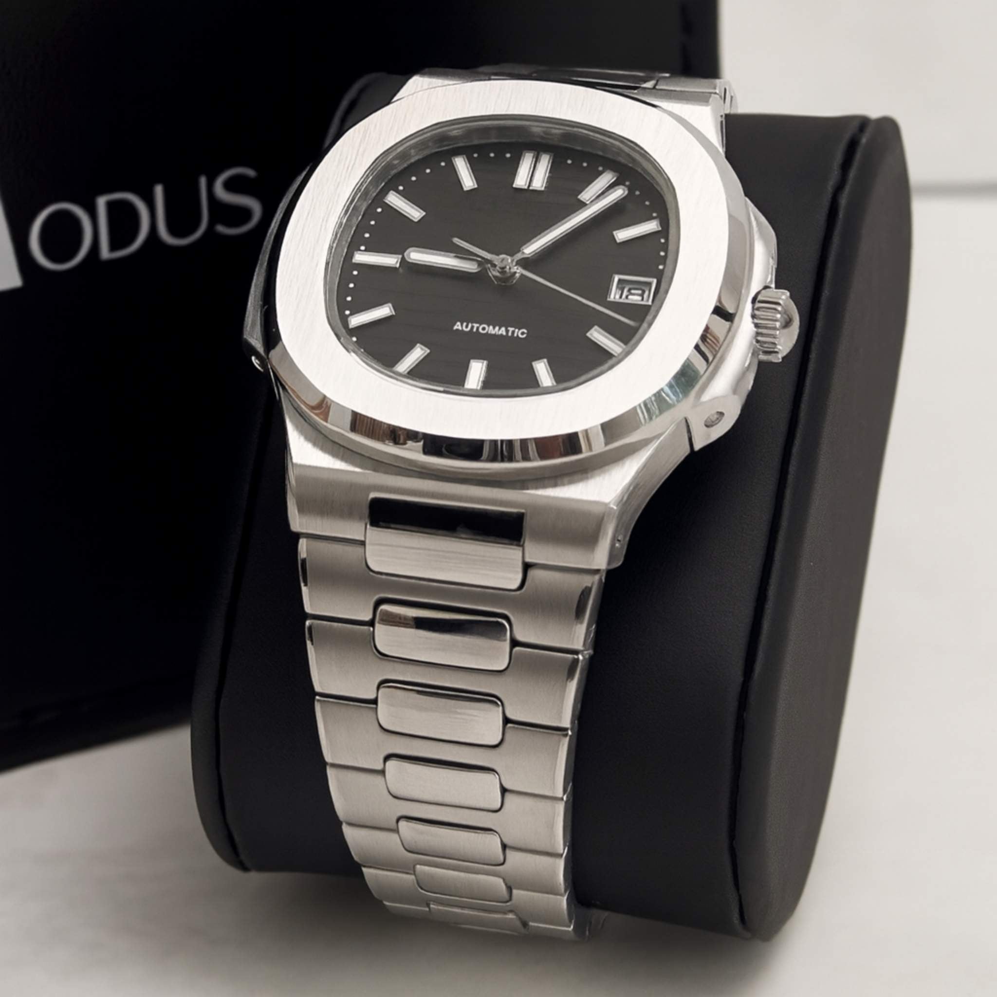 “Montre SEIKMOD Nautilus Noir équipée du mouvement automatique Seiko NH35, cadran noir à texture horizontale et boîtier acier poli, assemblée à la main en France”