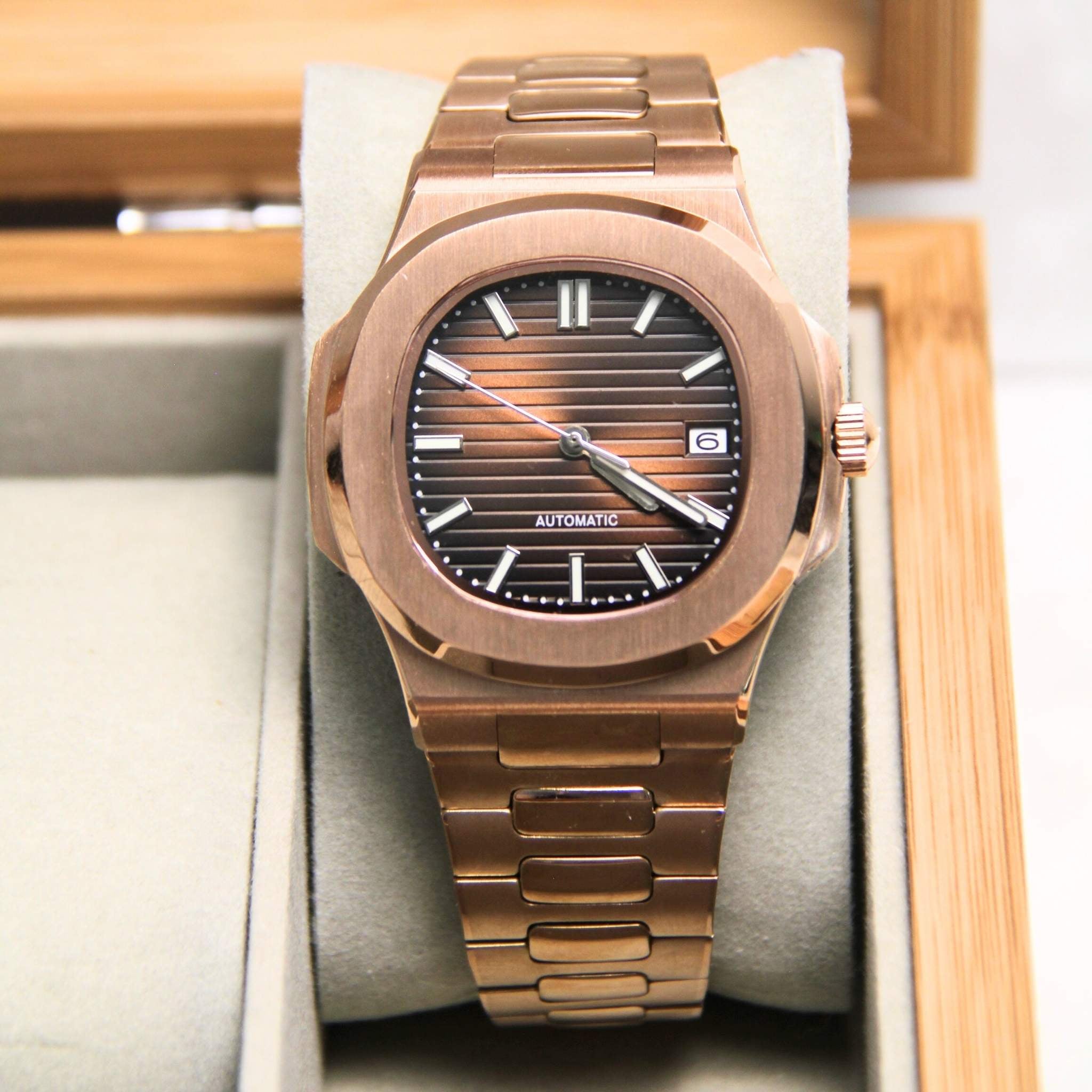 “Cadran marron à texture horizontale de la montre SEIKMOD Nautilus Or Rose NH35, index luminescents et aiguilles dorées”