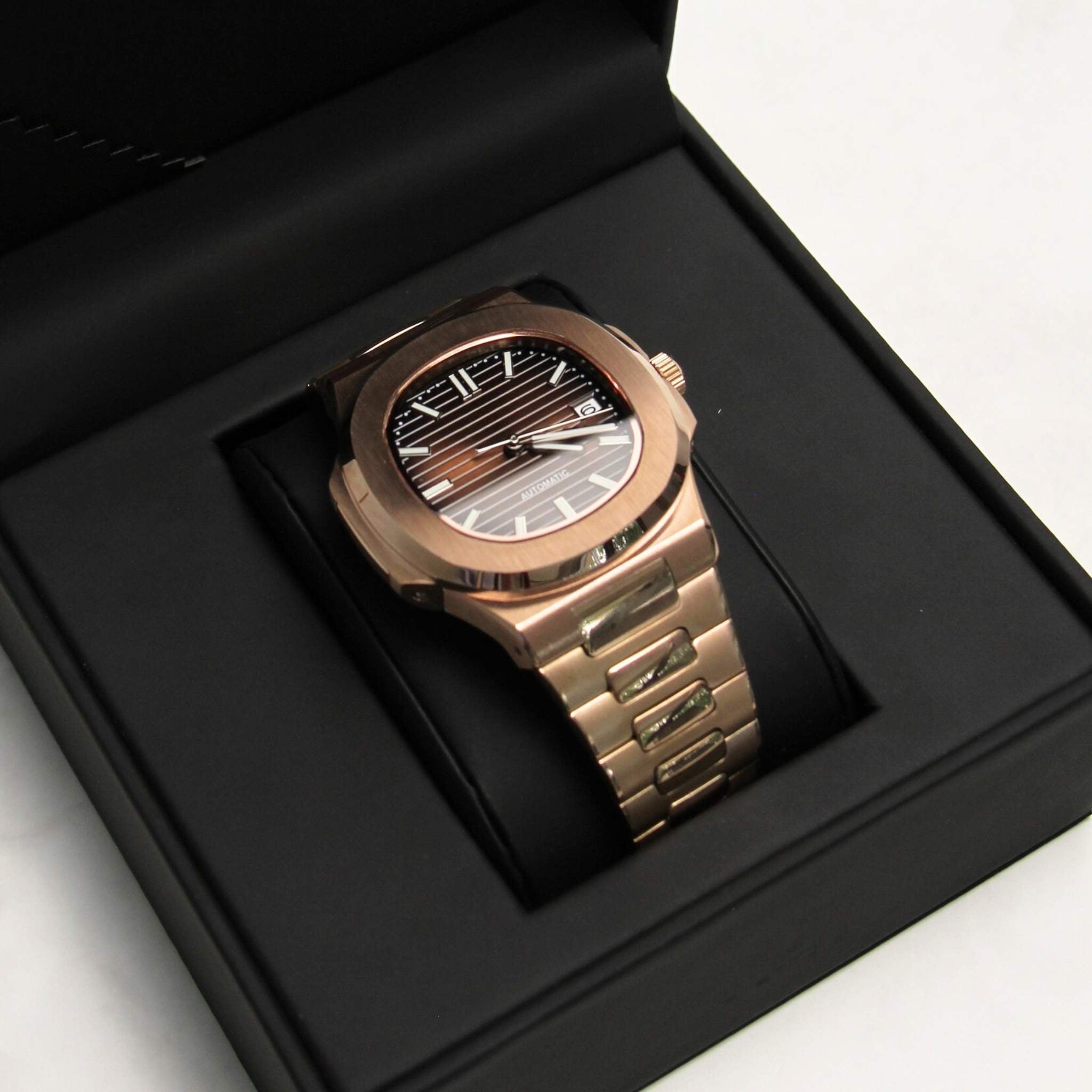 “Cadran marron à texture horizontale de la montre SEIKMOD Nautilus Or Rose NH35, index luminescents et aiguilles dorées”