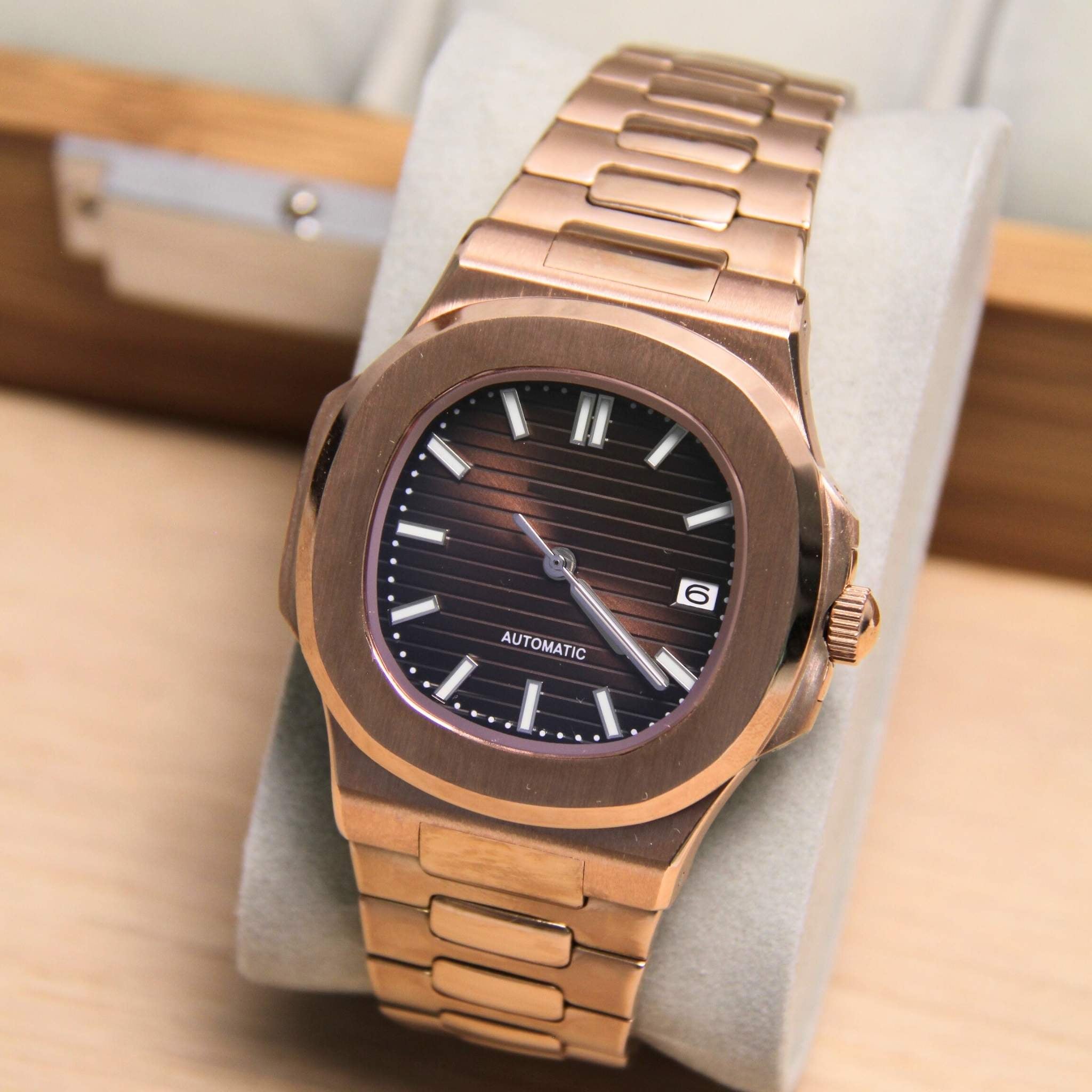 “Détail du cadran marron et du verre saphir anti-rayures de la montre SEIKMOD Nautilus Or Rose NH35, mouvement automatique Seiko Instruments Inc.”