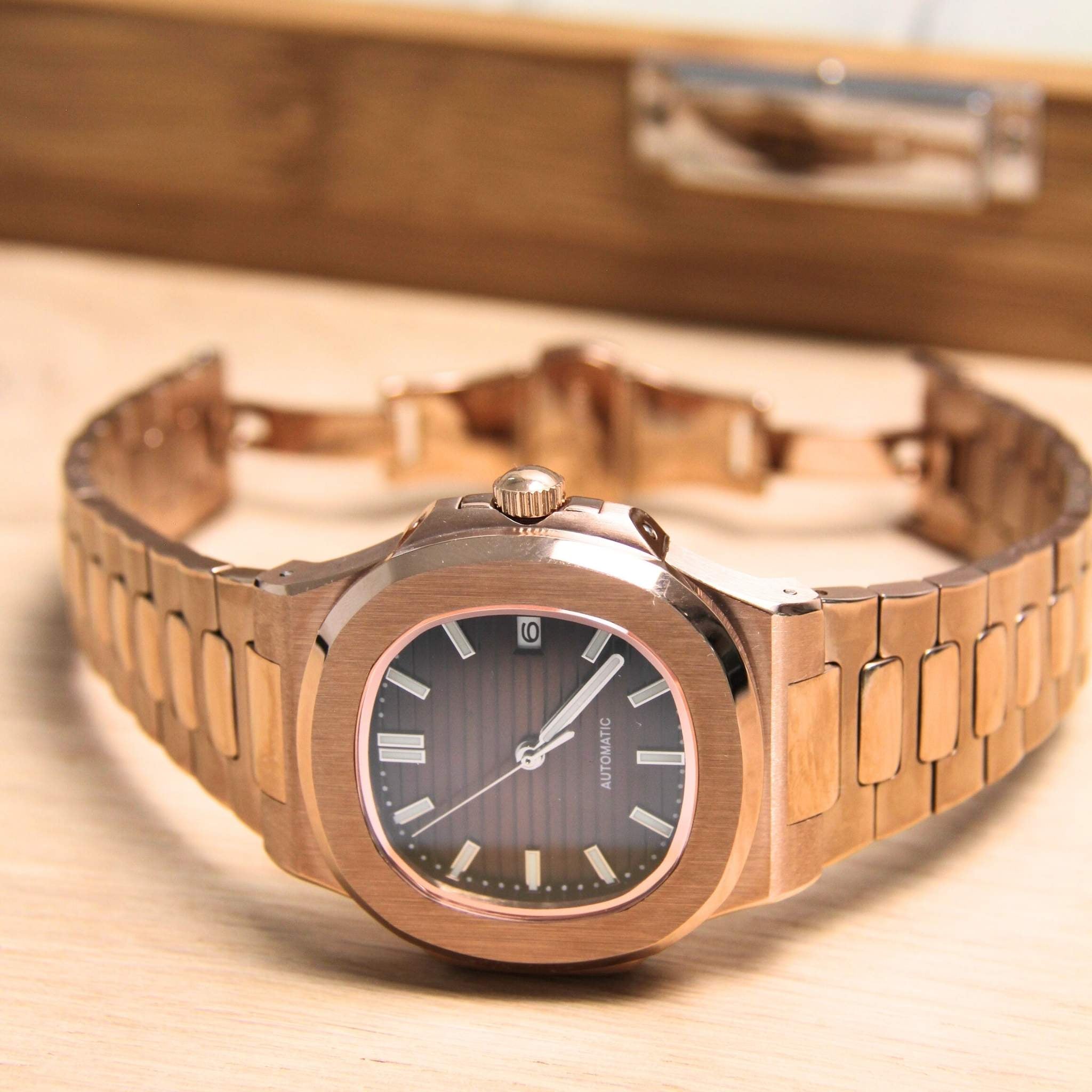 “Montre SEIKMOD Nautilus Or Rose Marron NH35 vue complète à plat, cadran brun et bracelet acier or rose intégré”