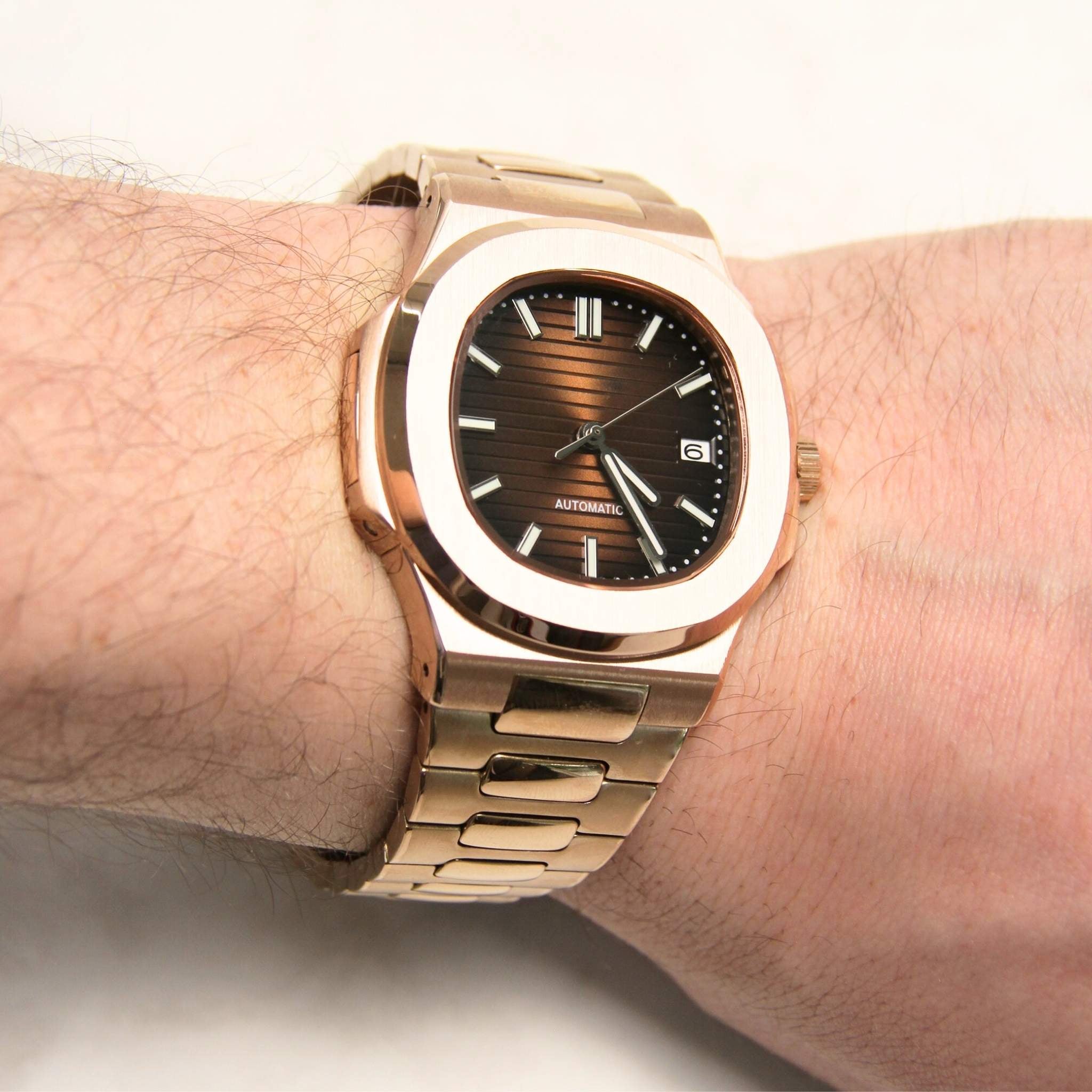 “Montre SEIKMOD Nautilus Or Rose Marron NH35 portée au poignet, design élégant et sportif, boîtier or rose 316L”