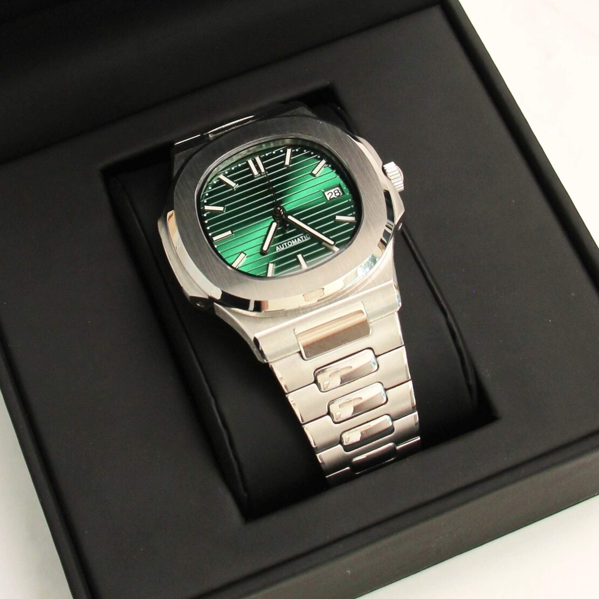 “Cadran vert à texture horizontale de la montre SEIKMOD Nautilus NH35, aiguilles argentées et index luminescents”