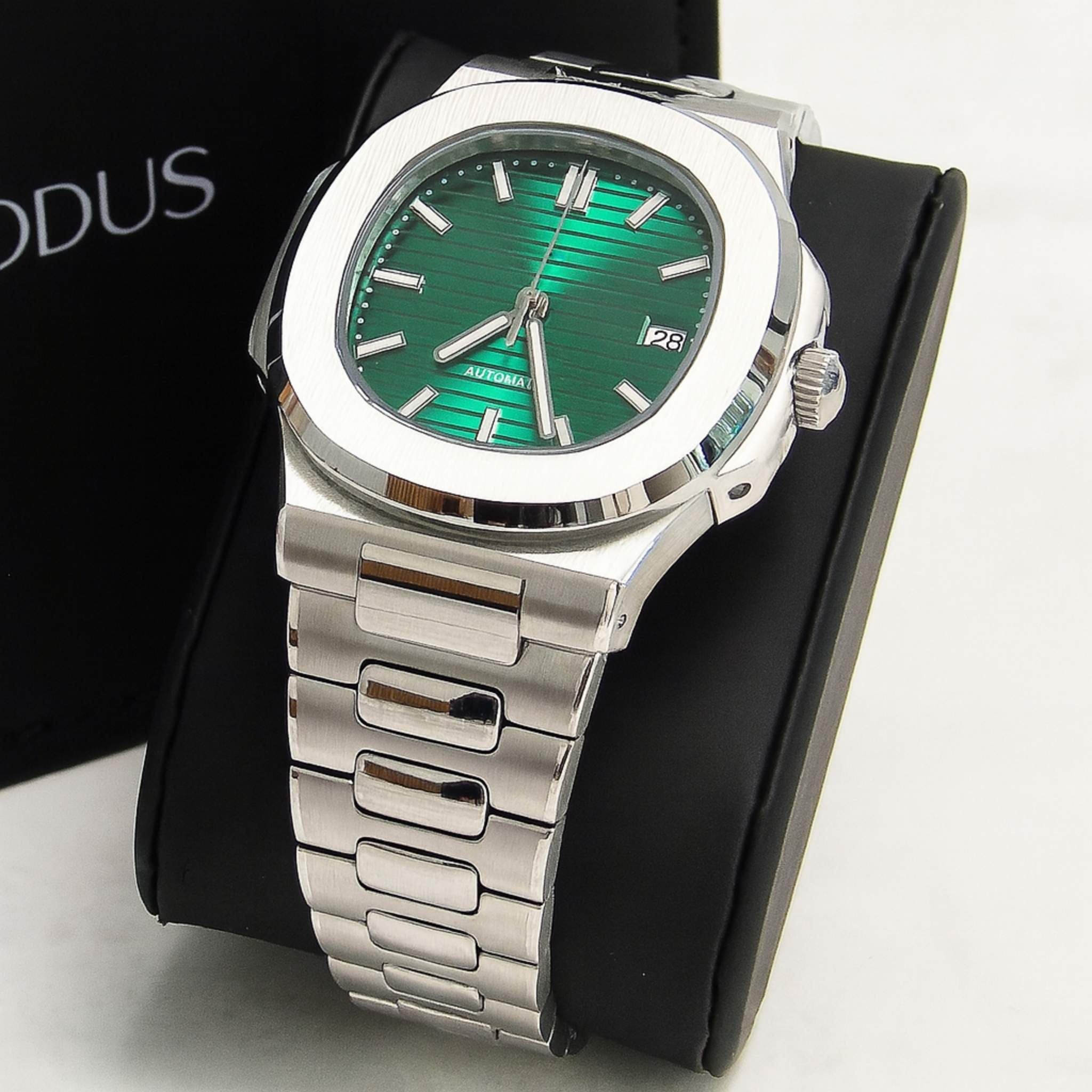 “Montre SEIKMOD Nautilus Vert équipée du mouvement automatique Seiko NH35, cadran vert émeraude et boîtier acier poli, assemblée à la main en France”