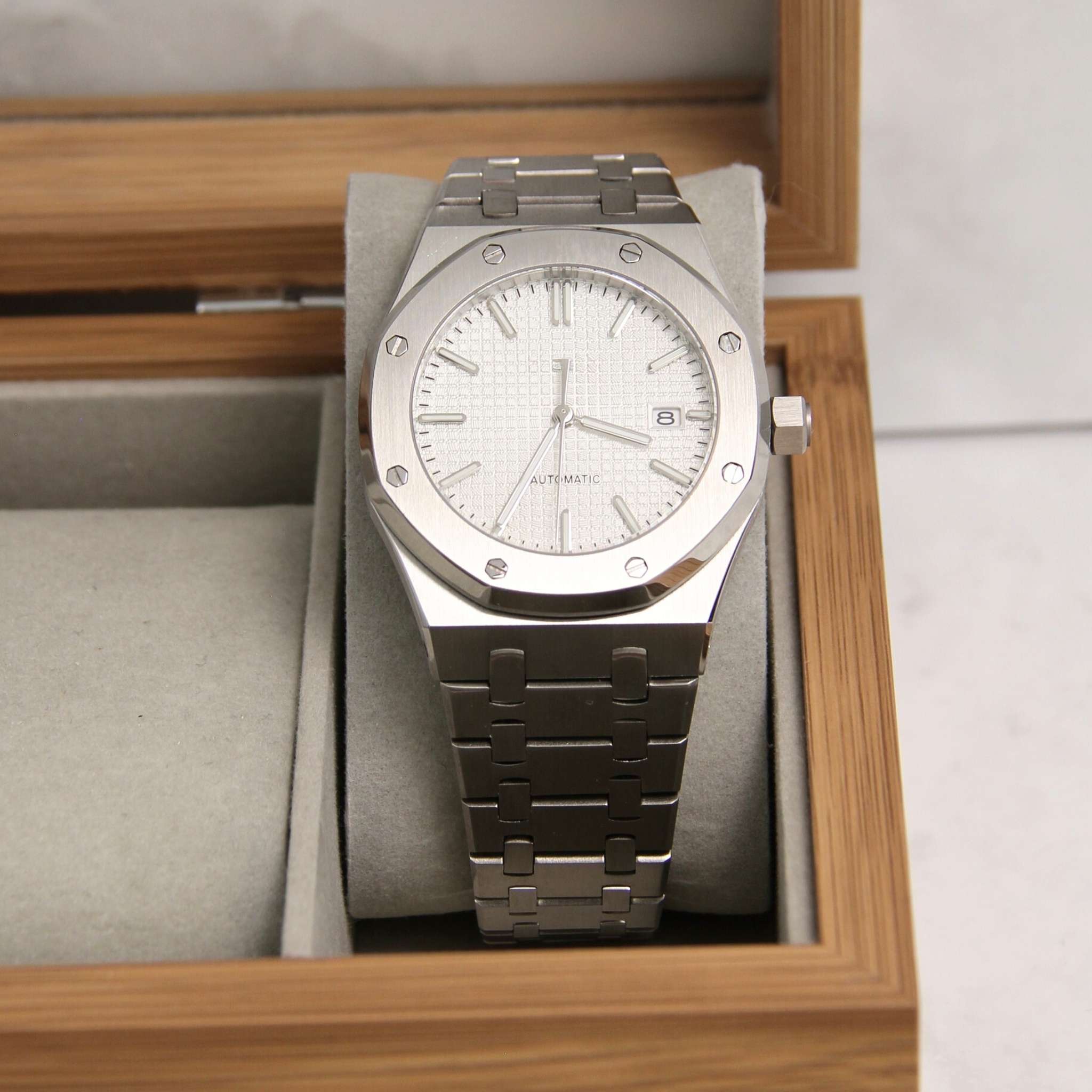 “Cadran blanc de la montre SEIKMOD Royal Oak NH35 avec index appliqués et aiguilles luminescentes”
