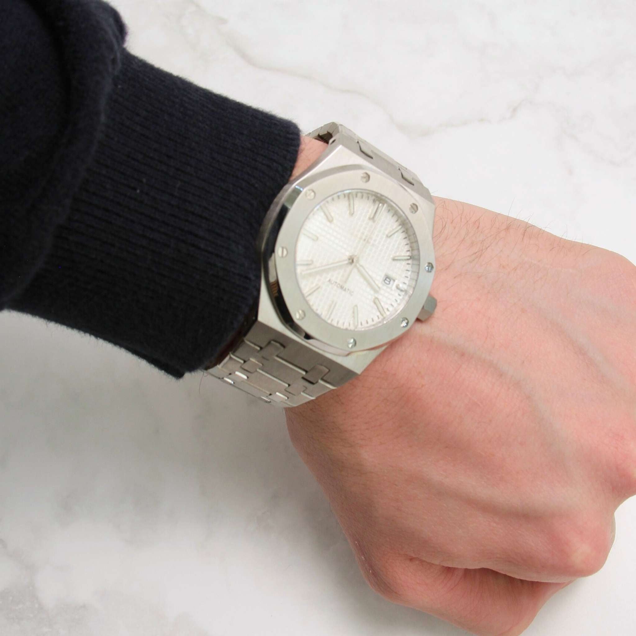 “Montre SEIKMOD Royal Oak Blanc NH35 portée au poignet, style sport chic en acier inoxydable 316L”