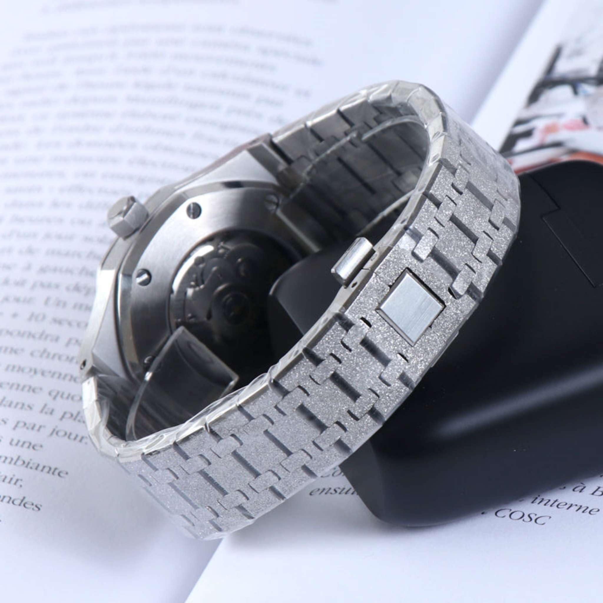 “Bracelet acier givré et fond transparent de la montre SEIKMOD Royal Oak Brillante Frosted NH35, mouvement automatique visible”