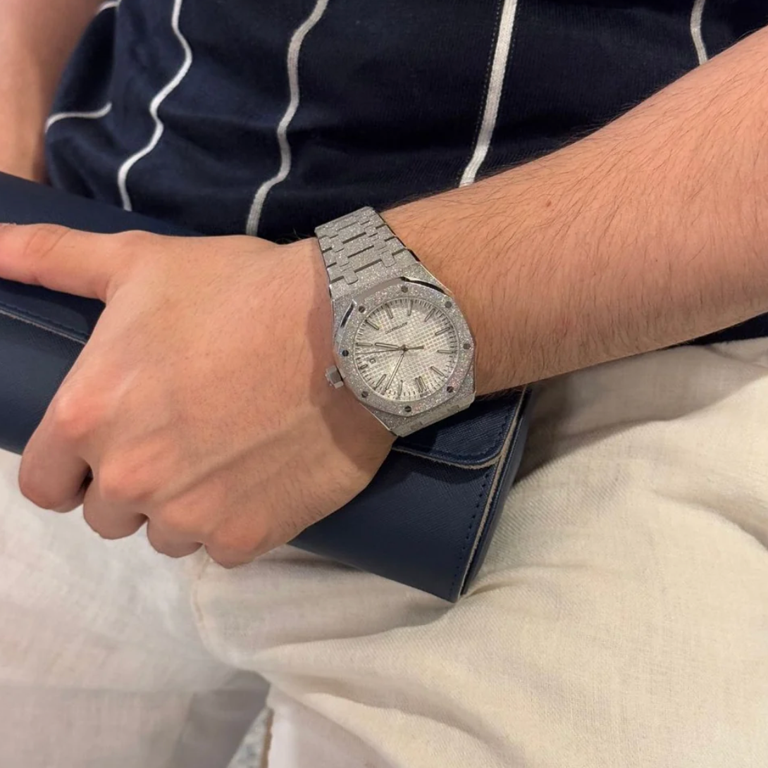 “Montre SEIKMOD Royal Oak Brillante Frosted NH35 portée au poignet, design élégant et boîtier effet diamanté”