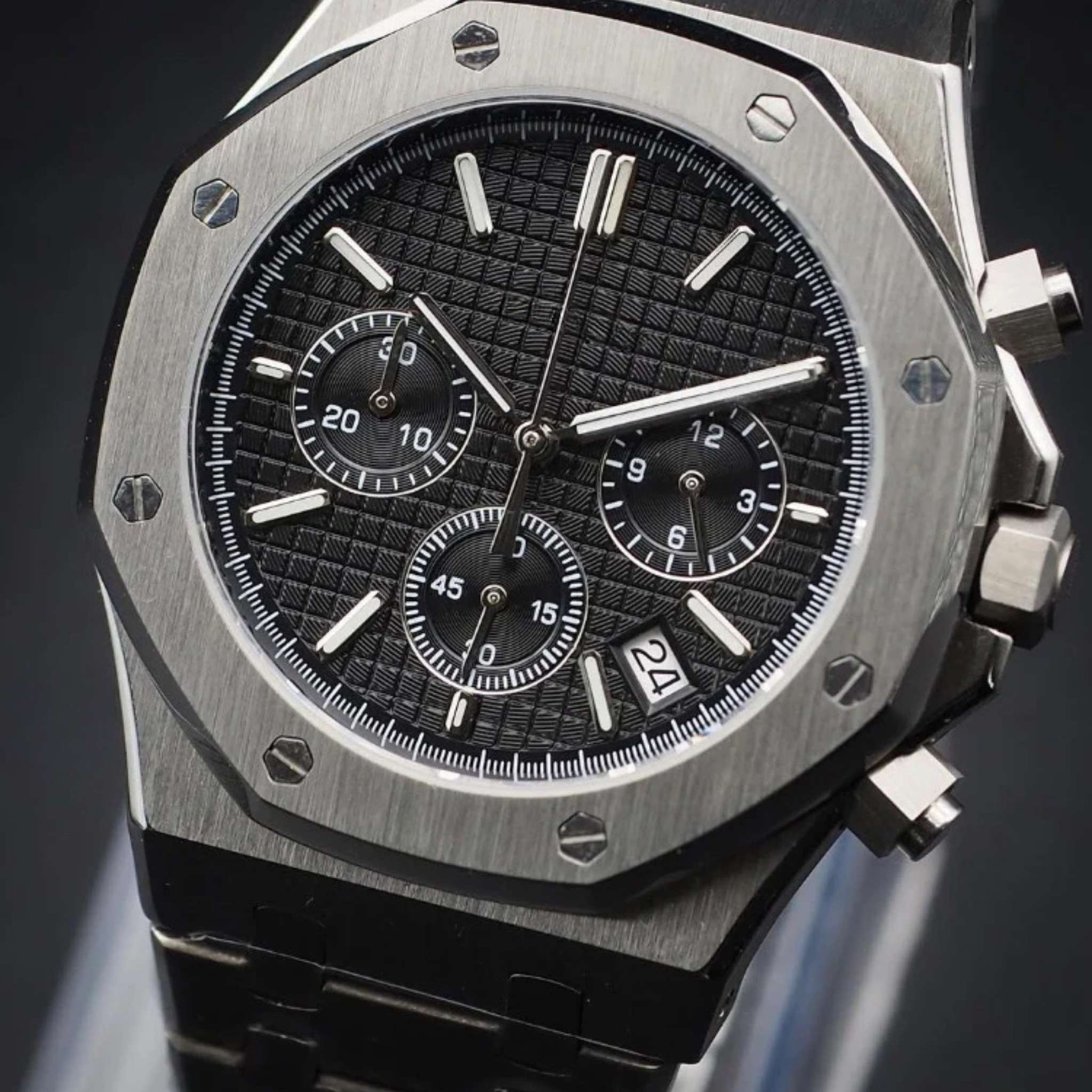 “Détail du cadran texturé noir de la montre SEIKMOD Royal Oak Chrono VK63, mouvement Seiko Instruments Inc.”