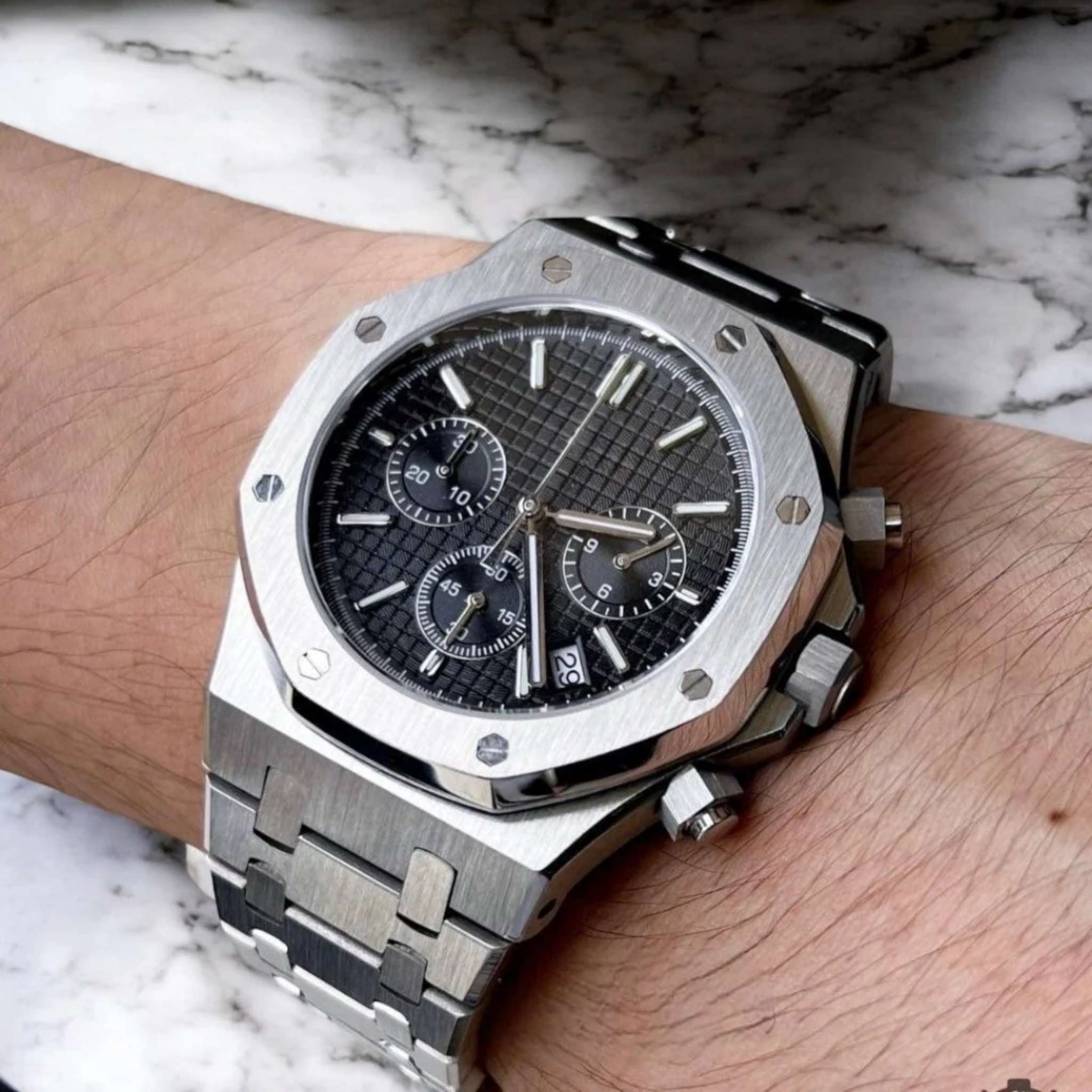 “Montre SEIKMOD Royal Oak Chrono Noir VK63 portée au poignet, style sport chic en acier inoxydable 316L”