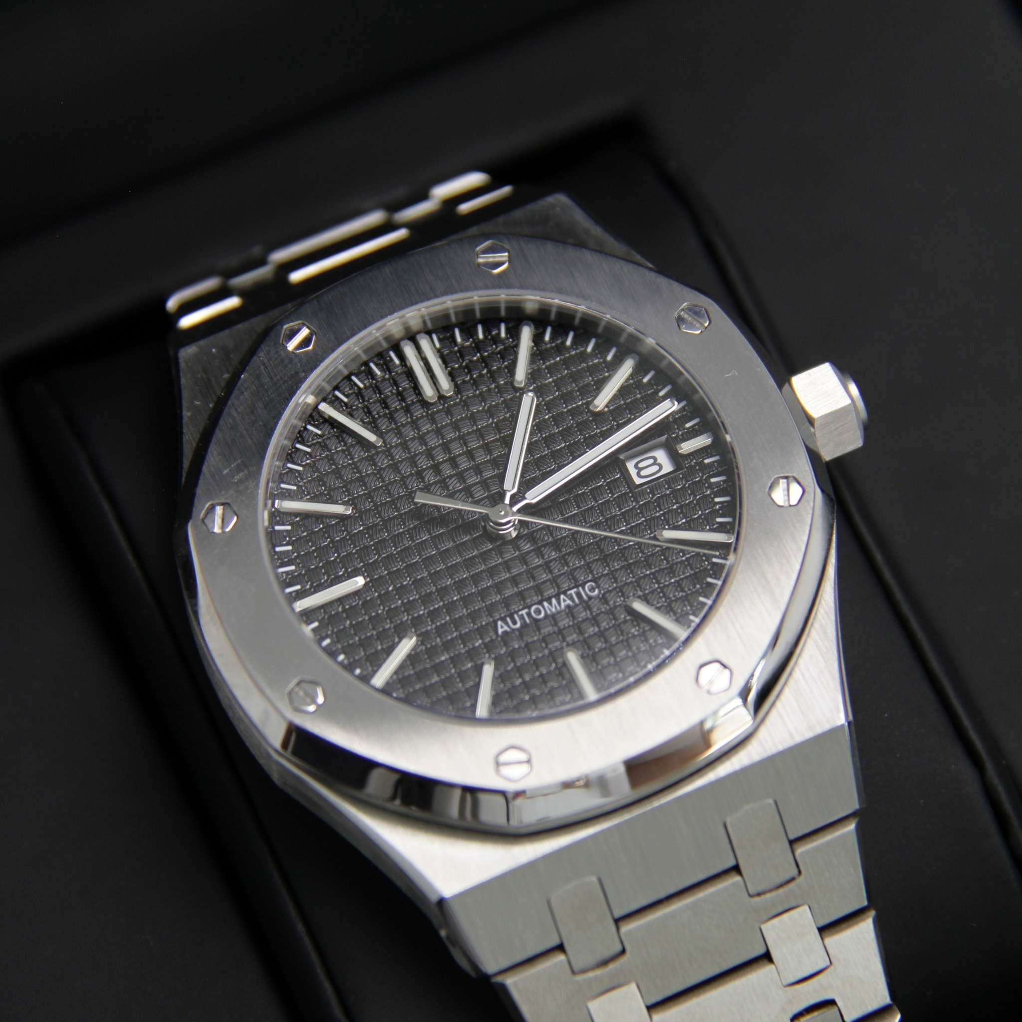 “Détail du cadran texturé noir de la montre SEIKMOD Royal Oak NH35, mouvement automatique Seiko Instruments Inc.”