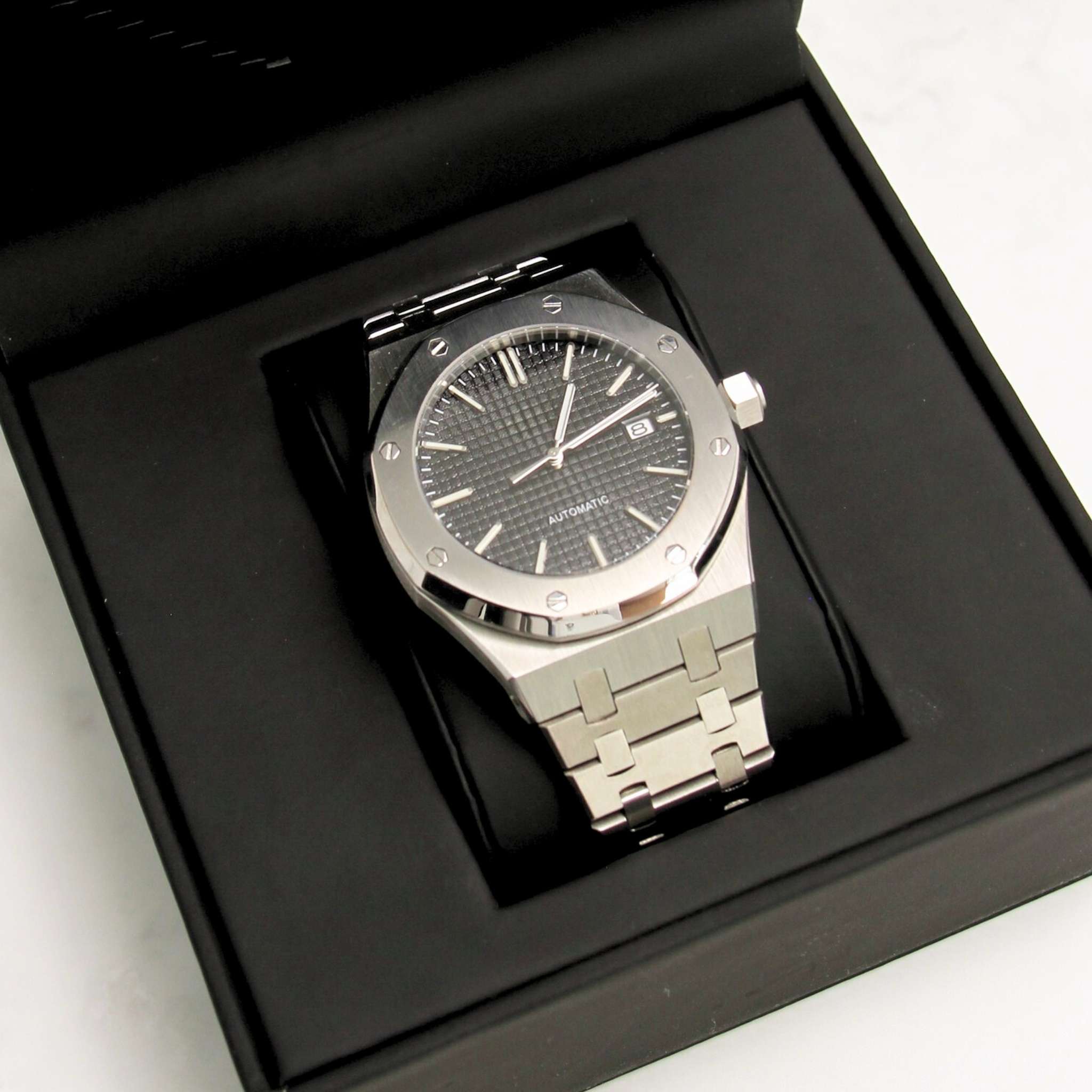 “Montre SEIKMOD Royal Oak Noir NH35 présentée dans son écrin premium Modus Horlogerie”