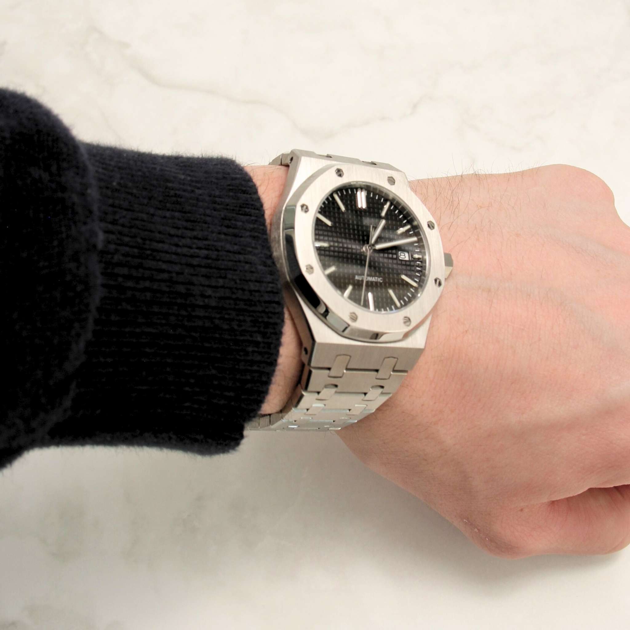 Montre SEIKMOD Royal Oak Noir NH35 portée au poignet, style sport chic en acier inoxydable 316L