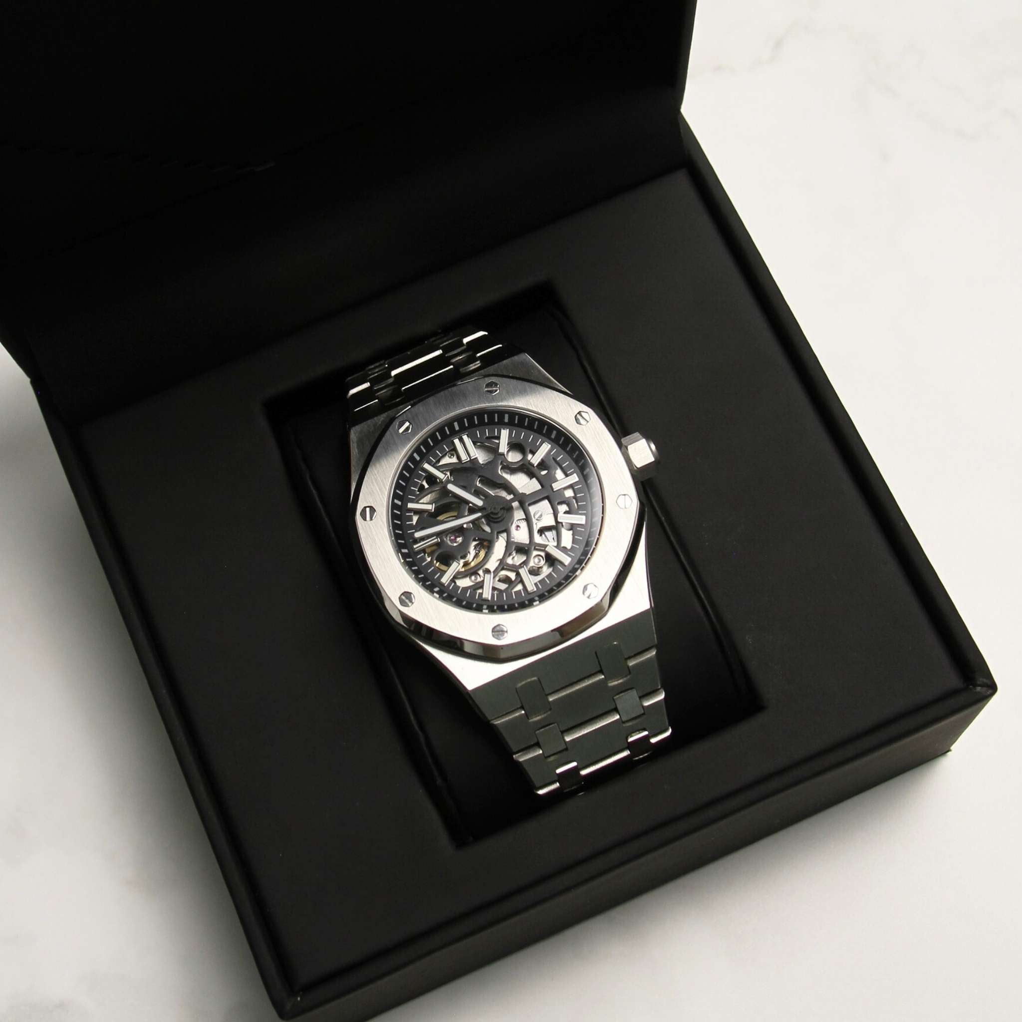 “Montre SEIKMOD Royal Oak Squelette NH70 présentée dans son écrin premium Modus Horlogerie”