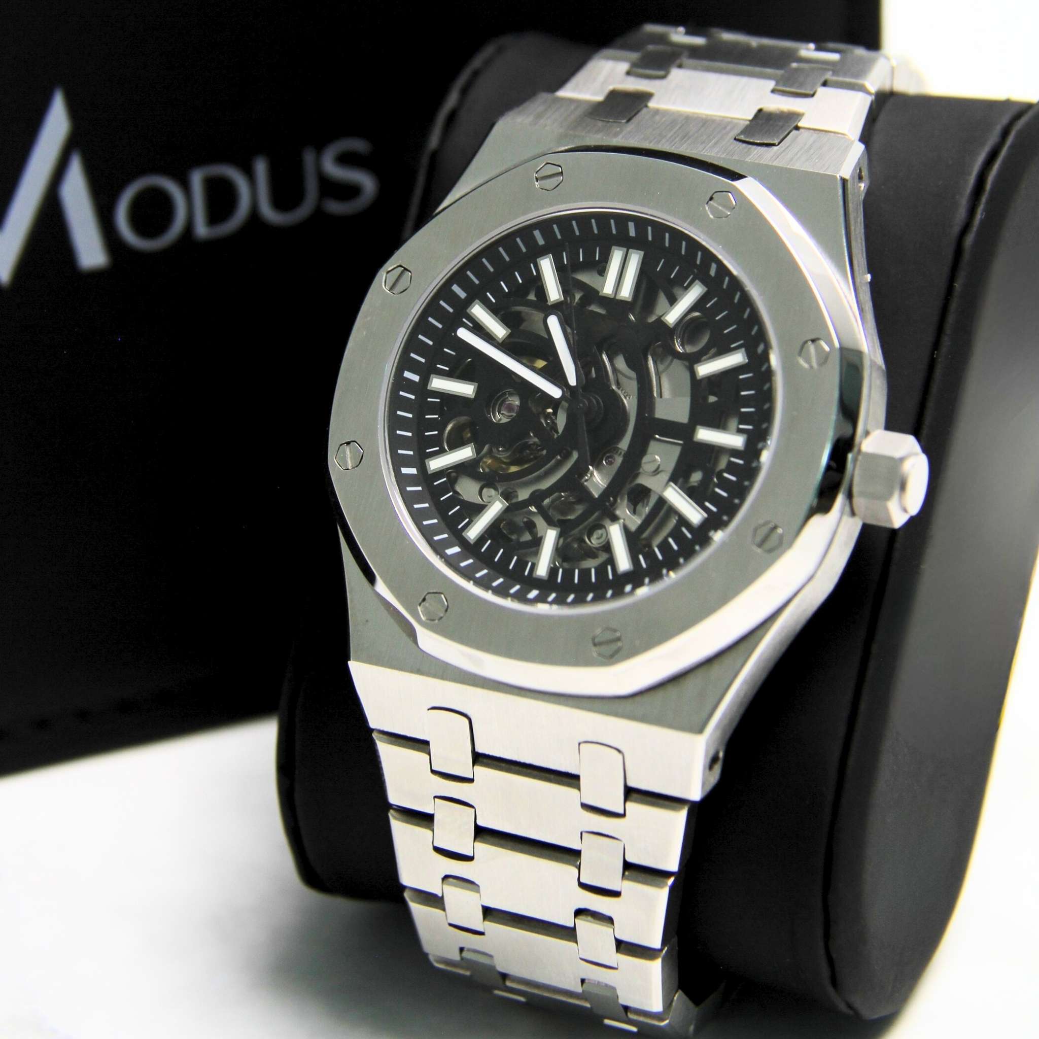 “Montre SEIKMOD Royal Oak Squelette NH70 vue de face, assemblée à la main en France, cadran ajouré et boîtier acier brossé”