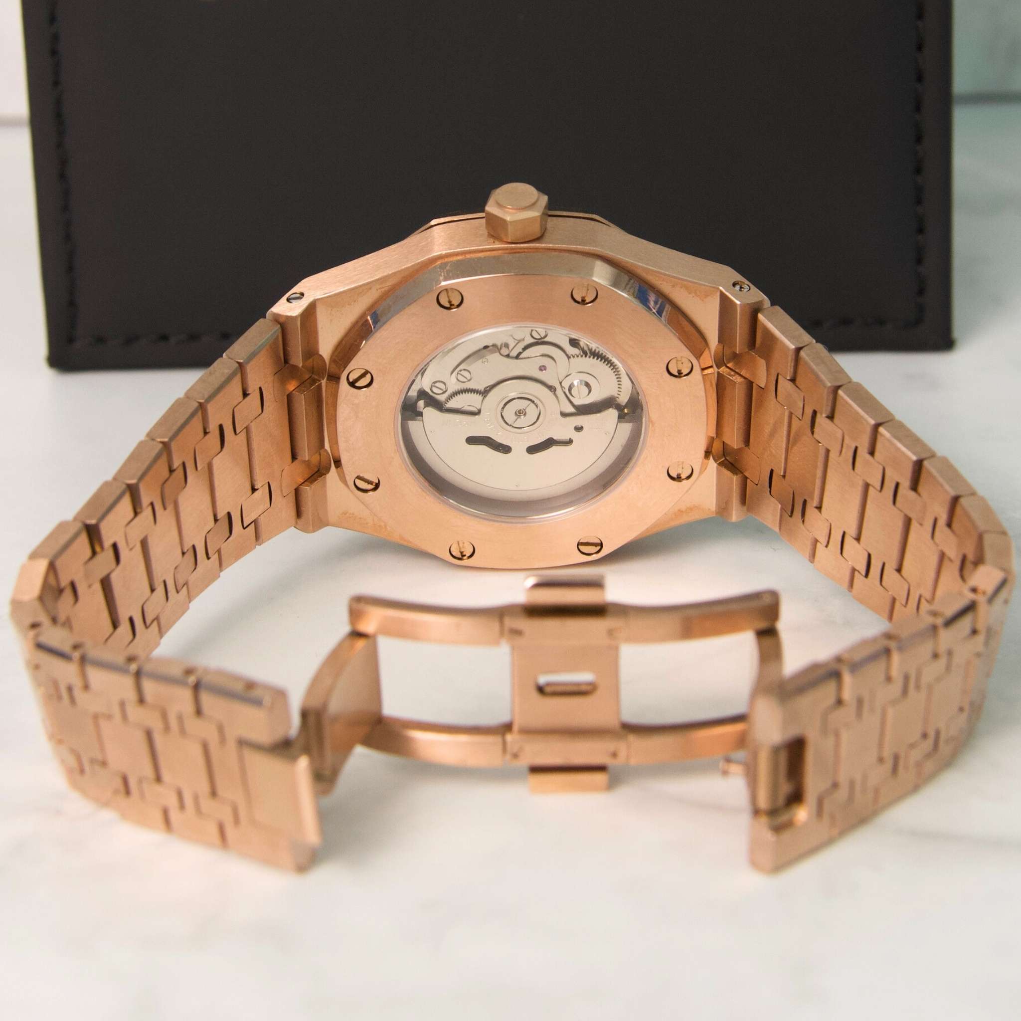 “Bracelet acier or rose et fond transparent de la montre SEIKMOD Royal Oak Squelette NH70, mouvement apparent”