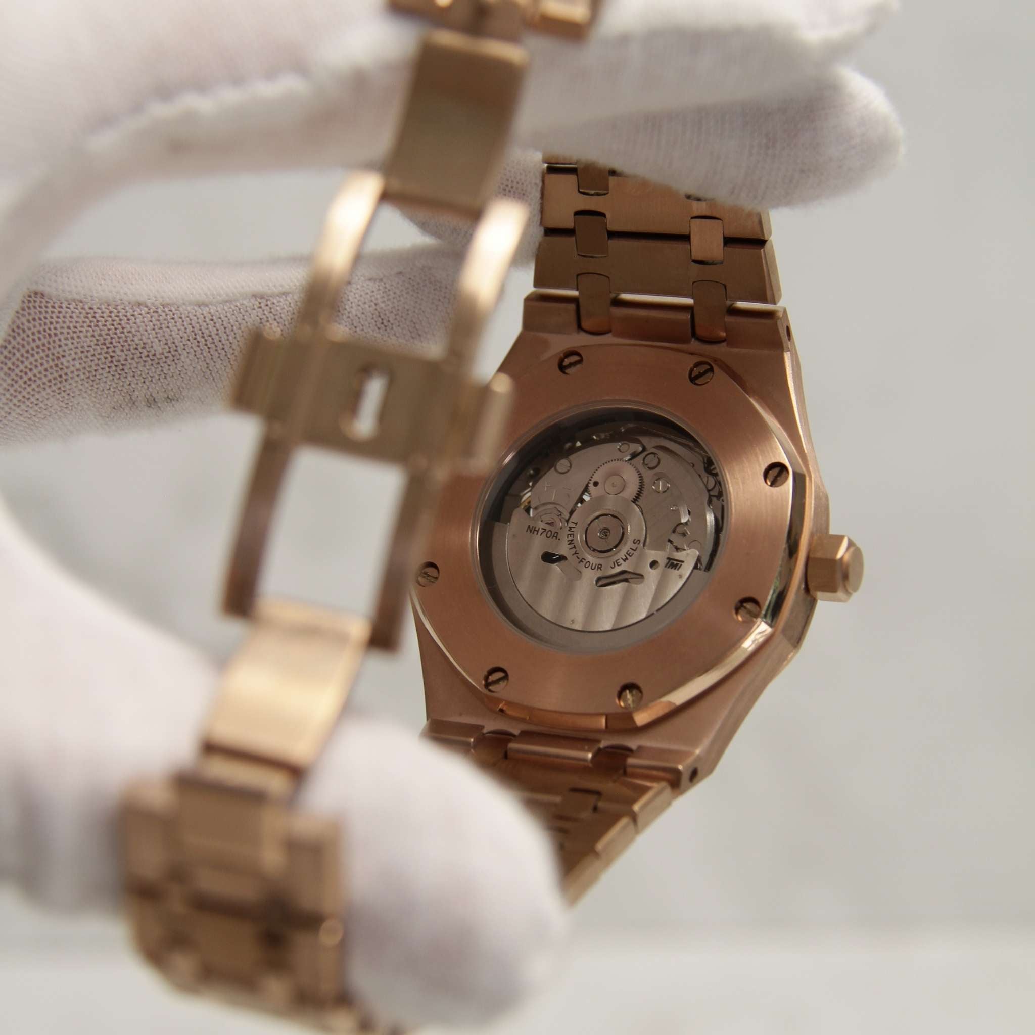 “Bracelet acier or rose et fond transparent de la montre SEIKMOD Royal Oak Squelette NH70, mouvement apparent”