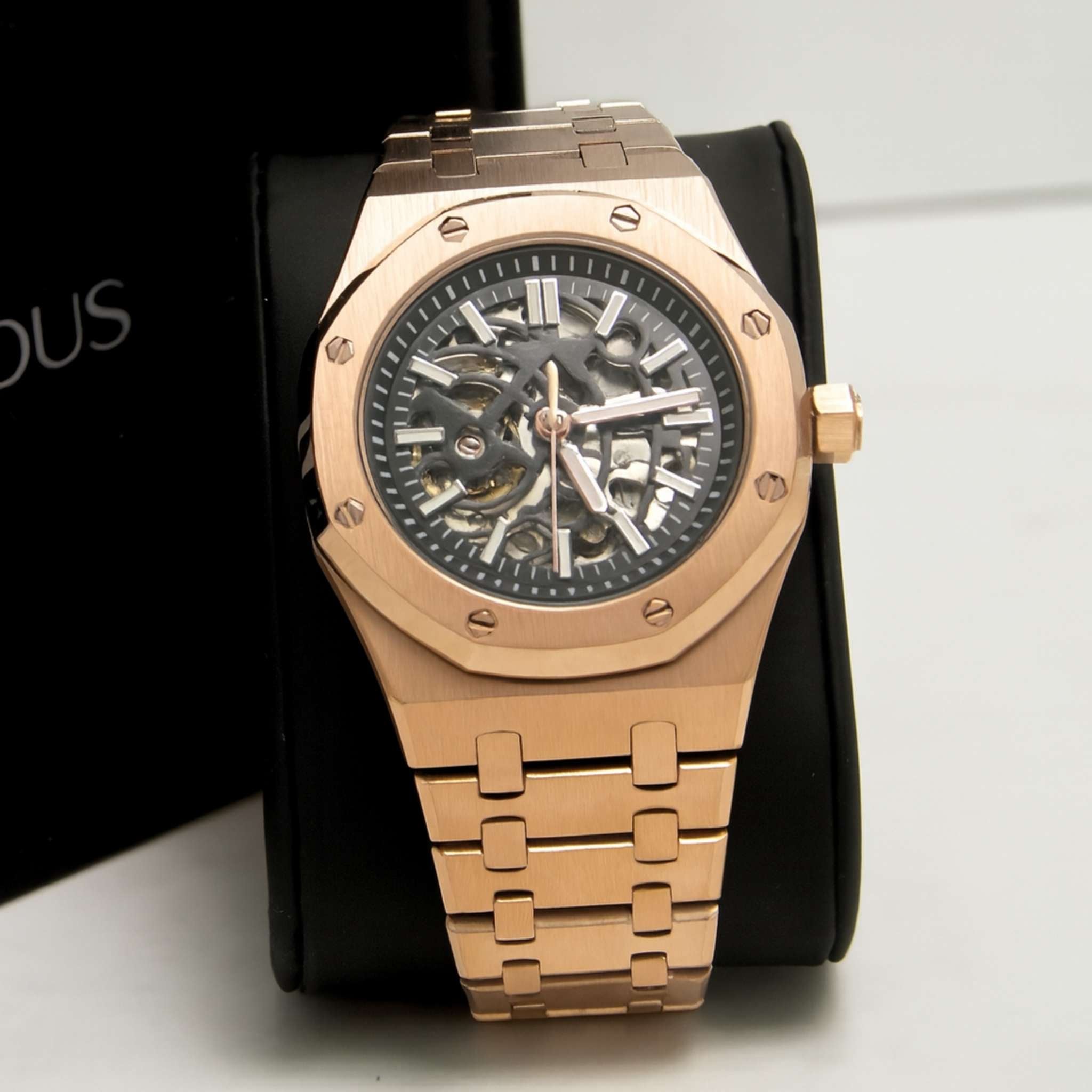 “Montre SEIKMOD Royal Oak Squelette Or Rose NH70 vue de face, assemblée à la main en France, cadran ajouré et boîtier acier or rose”