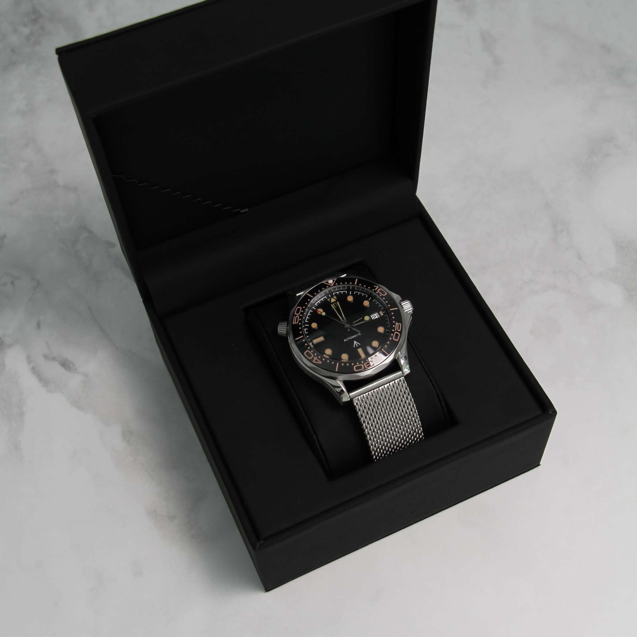 “Montre SEIKMOD Seamaster 007 James Bond Noir NH35 présentée dans son écrin premium Modus Horlogerie”