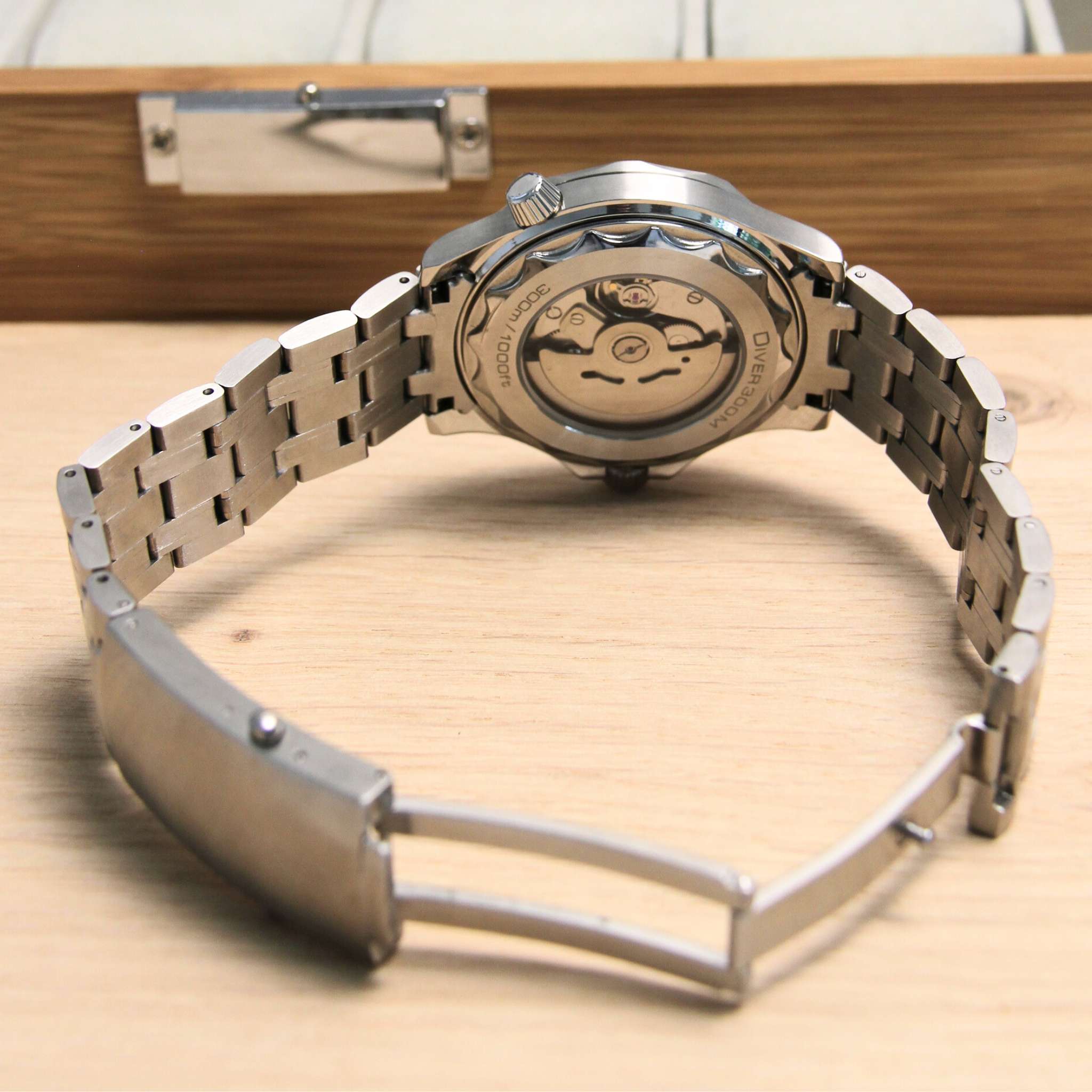 “Bracelet acier et fond transparent de la montre SEIKMOD Seamaster Bleu NH35, mouvement automatique visible”