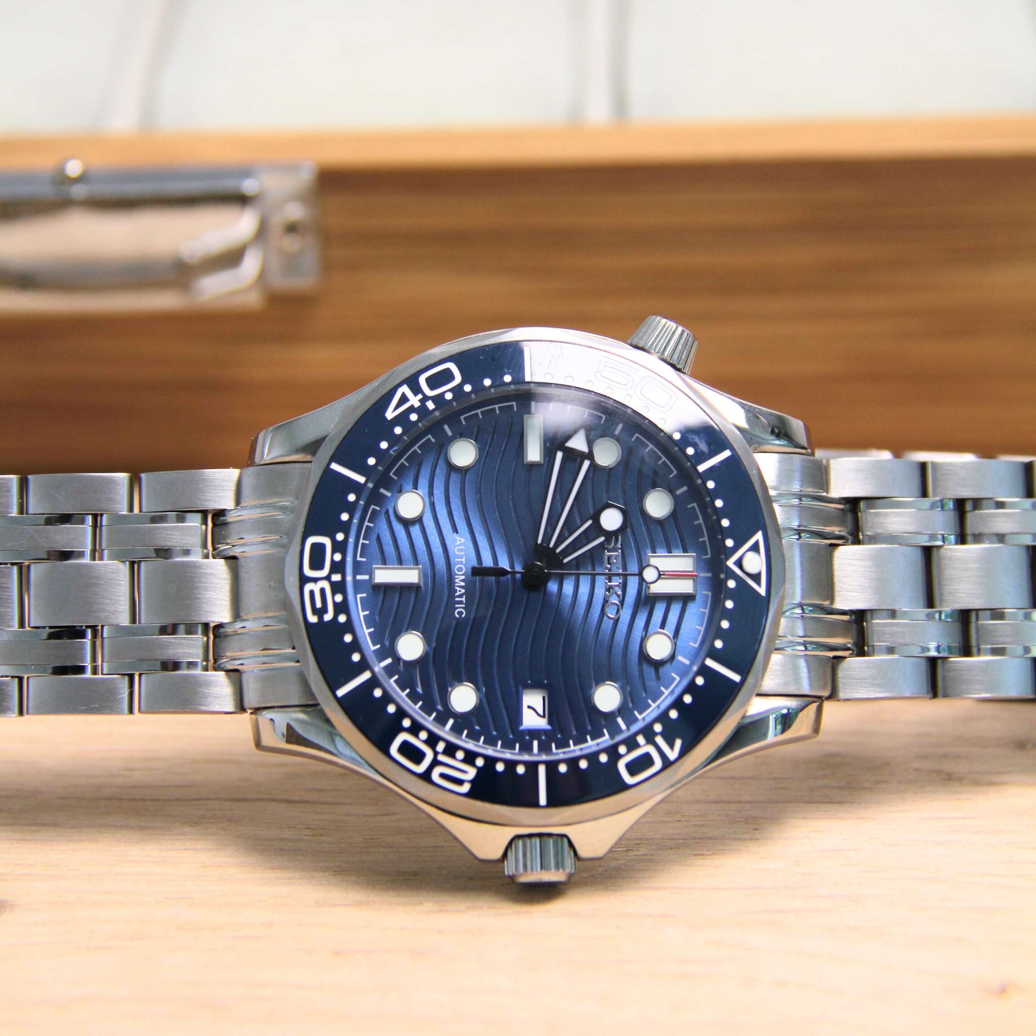 “Détail du cadran bleu marine et du verre saphir anti-rayures de la montre SEIKMOD Seamaster Bleu NH35, mouvement automatique Seiko Instruments Inc.”