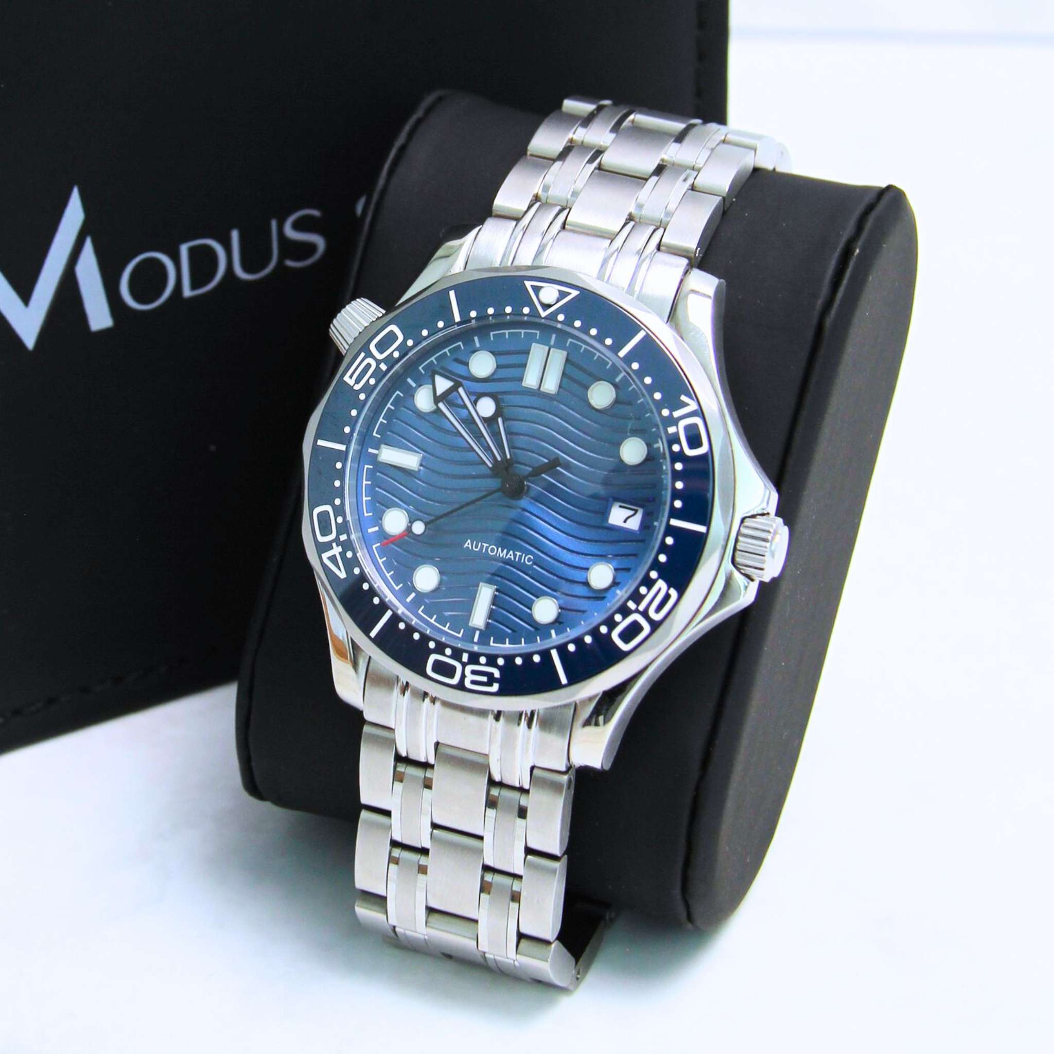 “Montre SEIKMOD Seamaster Bleu équipée du mouvement automatique Seiko NH35, cadran bleu océan et lunette céramique bleue, assemblée à la main en France”