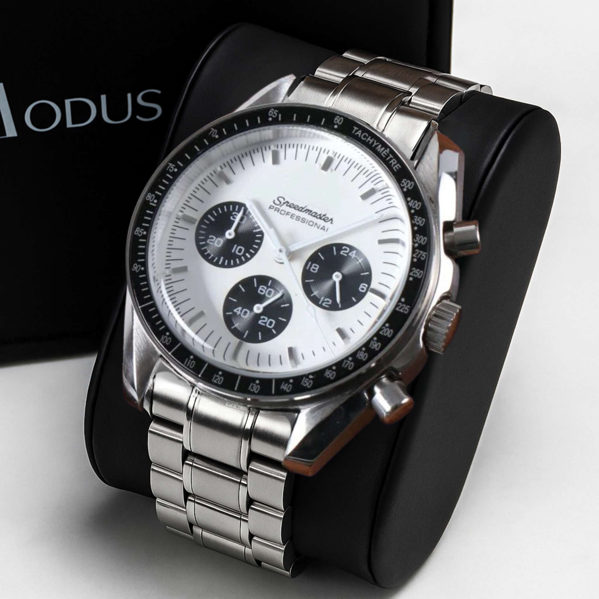 “Montre SEIKMOD Speedmaster Moonwatch équipée du mouvement chronographe Seiko VK63, cadran noir tricompax inspiré de la Moonwatch, assemblée à la main en France”