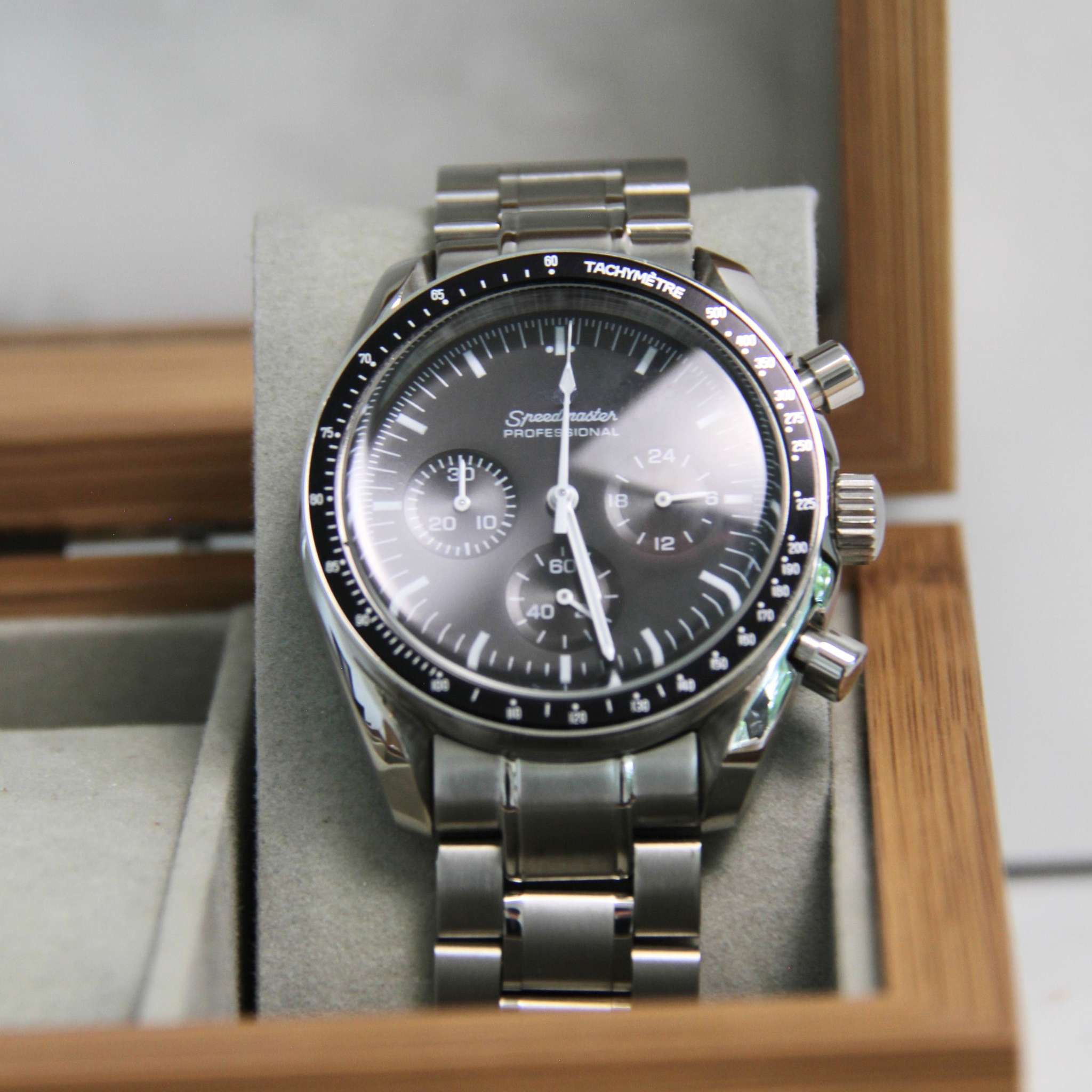 “Cadran noir de la montre SEIKMOD Speedmaster VK63 avec compteurs chronographes et aiguilles argentées luminescentes”