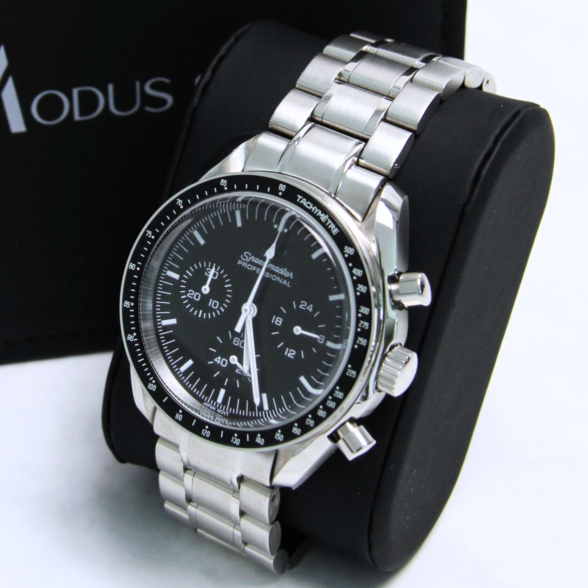 “Montre SEIKMOD Speedmaster Noir équipée du mouvement chronographe Seiko VK63, cadran noir tricompax et lunette tachymétrique, assemblée à la main en France”