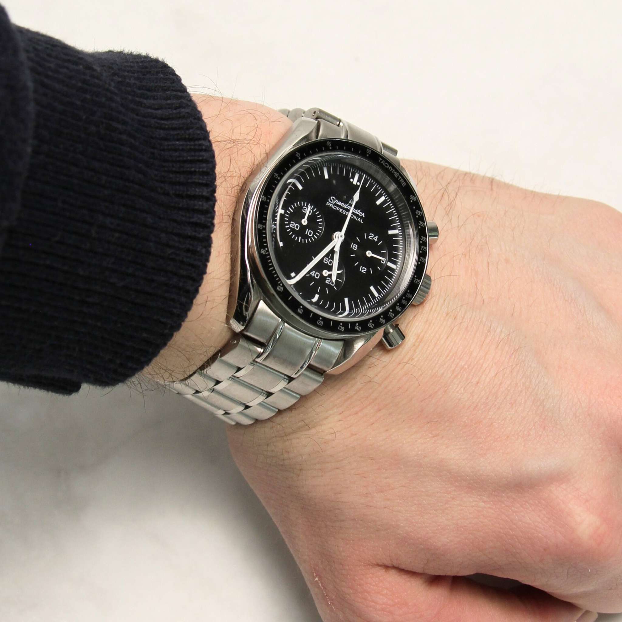 “Montre SEIKMOD Speedmaster Noir VK63 portée au poignet, design sport chic avec boîtier acier inoxydable 316L”