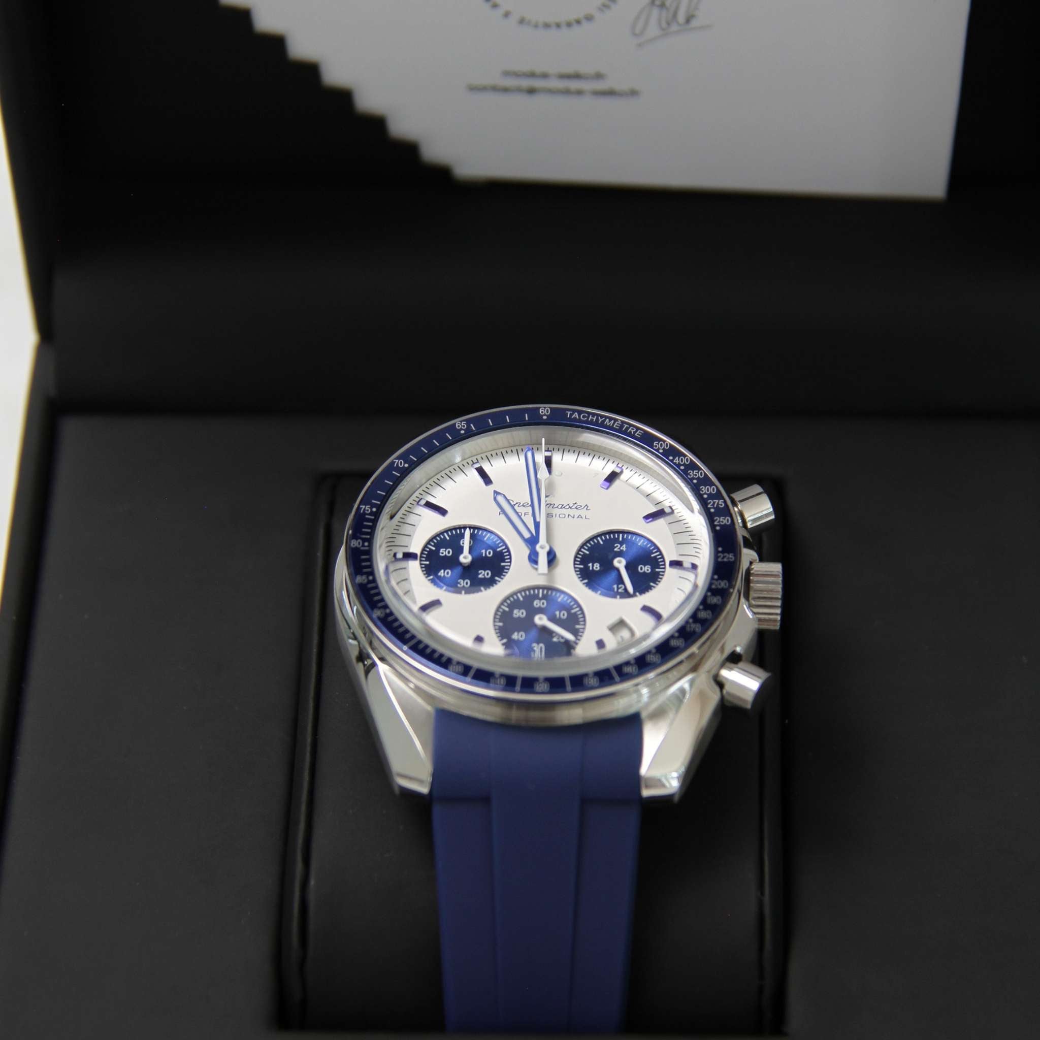“Montre SEIKMOD Speedmaster Snoopy Bleu VK63 présentée dans son écrin premium Modus Horlogerie”