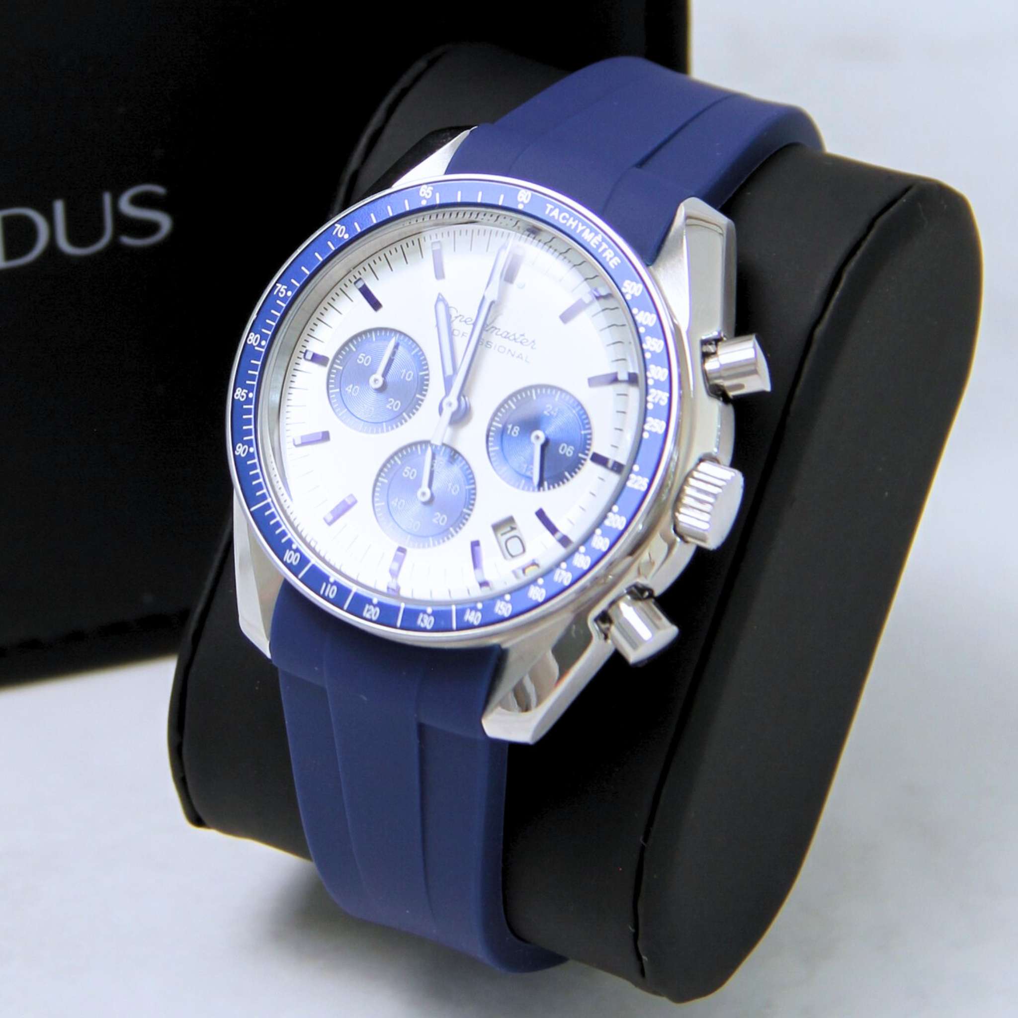 “Montre SEIKMOD Speedmaster Snoopy Bleu équipée du mouvement chronographe Seiko VK63, cadran bleu Snoopy et lunette tachymétrique, assemblée à la main en France”