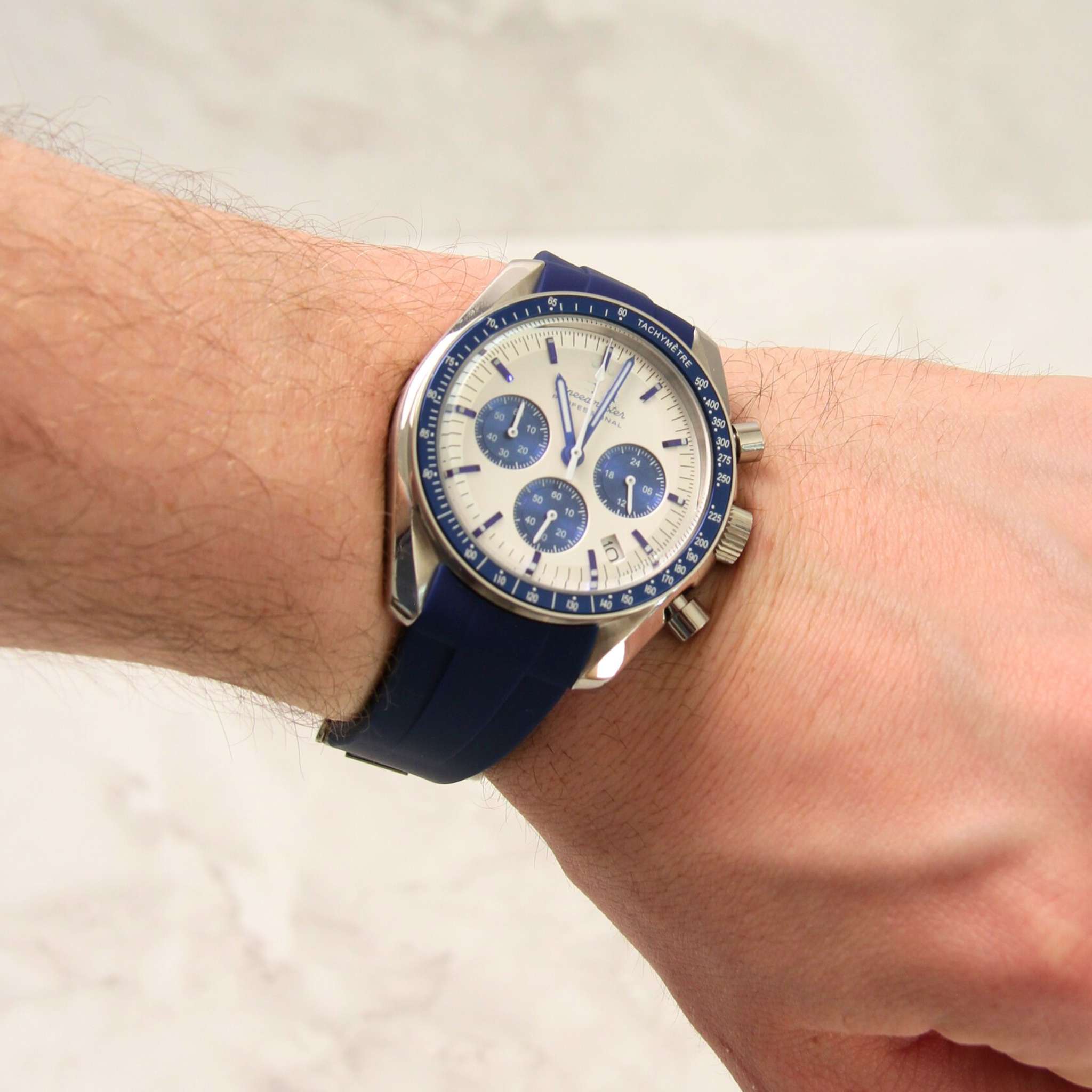 “Montre SEIKMOD Speedmaster Snoopy Bleu VK63 portée au poignet, design sportif et élégant, boîtier en acier inoxydable 316L”