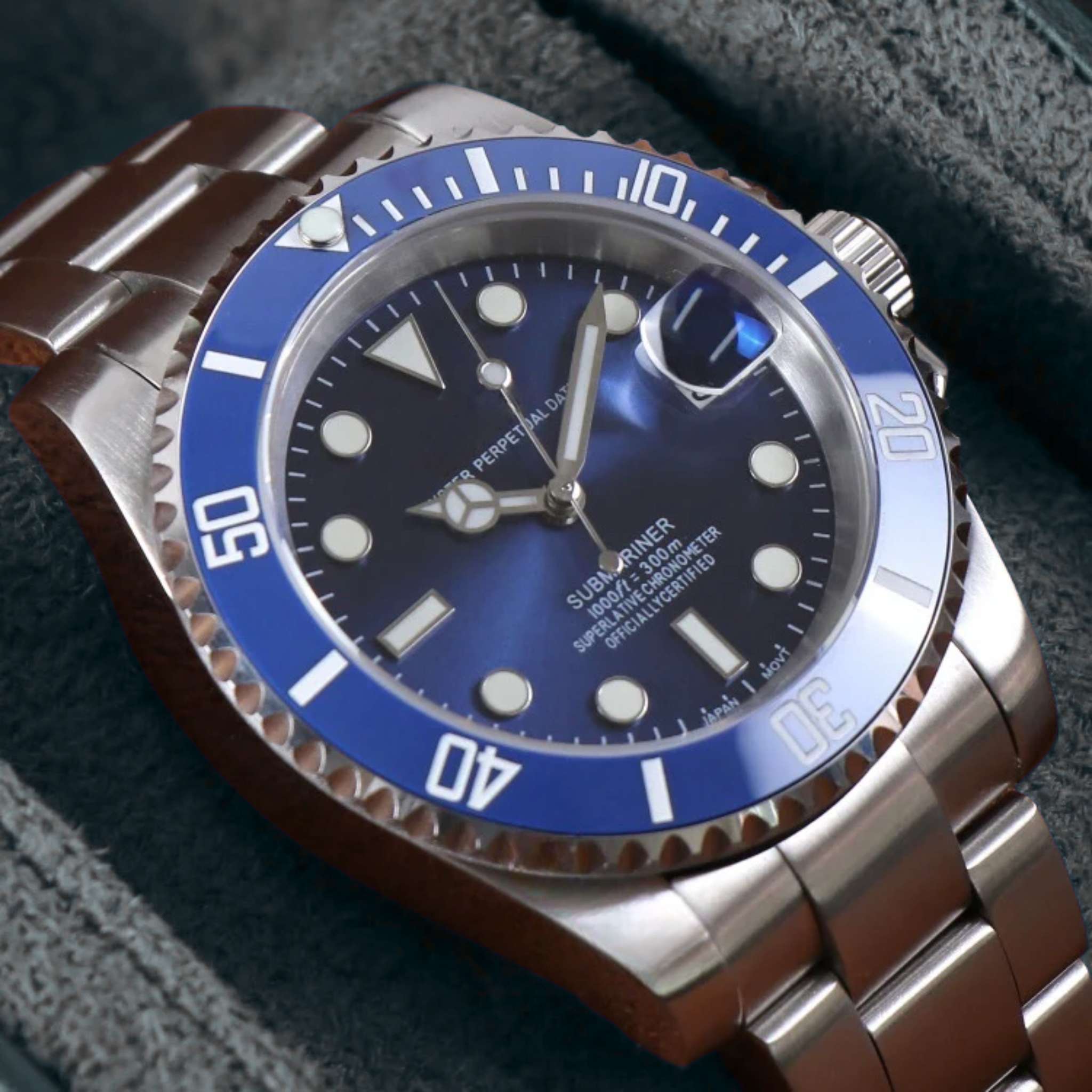 “Cadran bleu de la montre SEIKMOD Submariner NH35 avec index luminescents et lunette unidirectionnelle en céramique bleue”