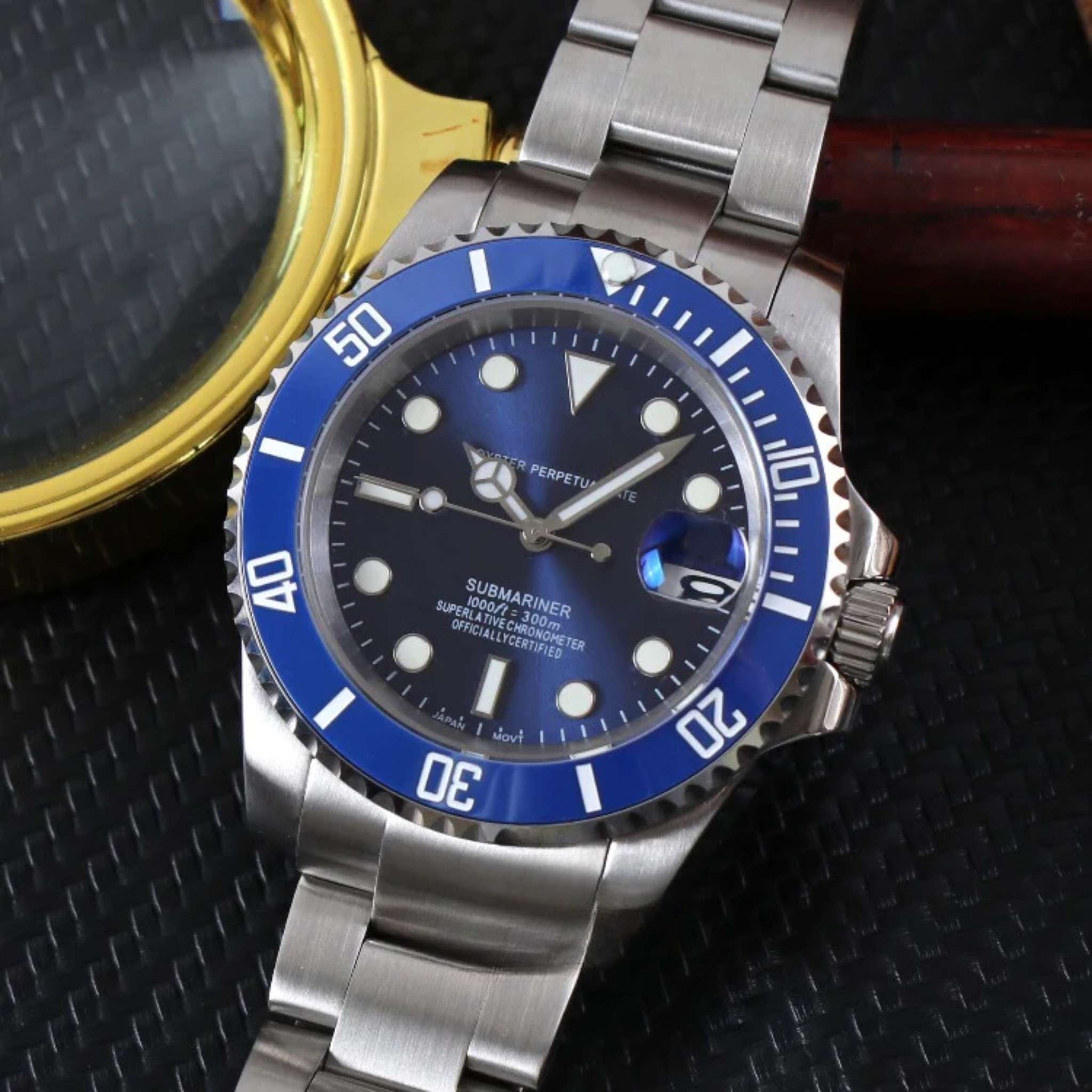 “Détail du cadran bleu brillant et du verre saphir anti-rayures de la montre SEIKMOD Submariner Bleu NH35, mouvement automatique Seiko Instruments Inc.”