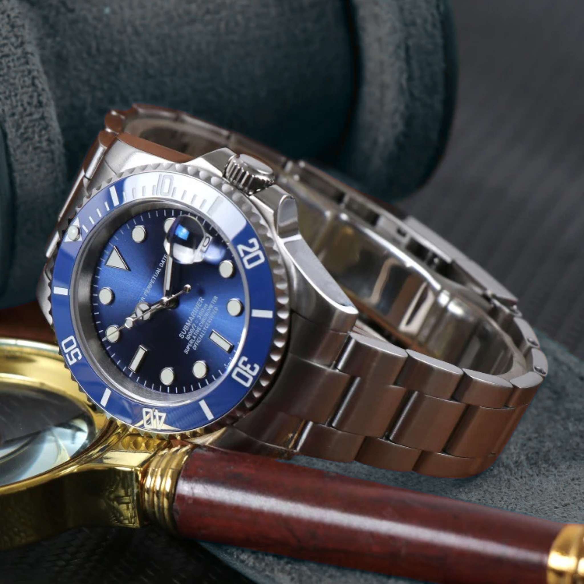 “Montre SEIKMOD Submariner Bleu NH35 vue complète à plat, cadran bleu et lunette céramique brillante”