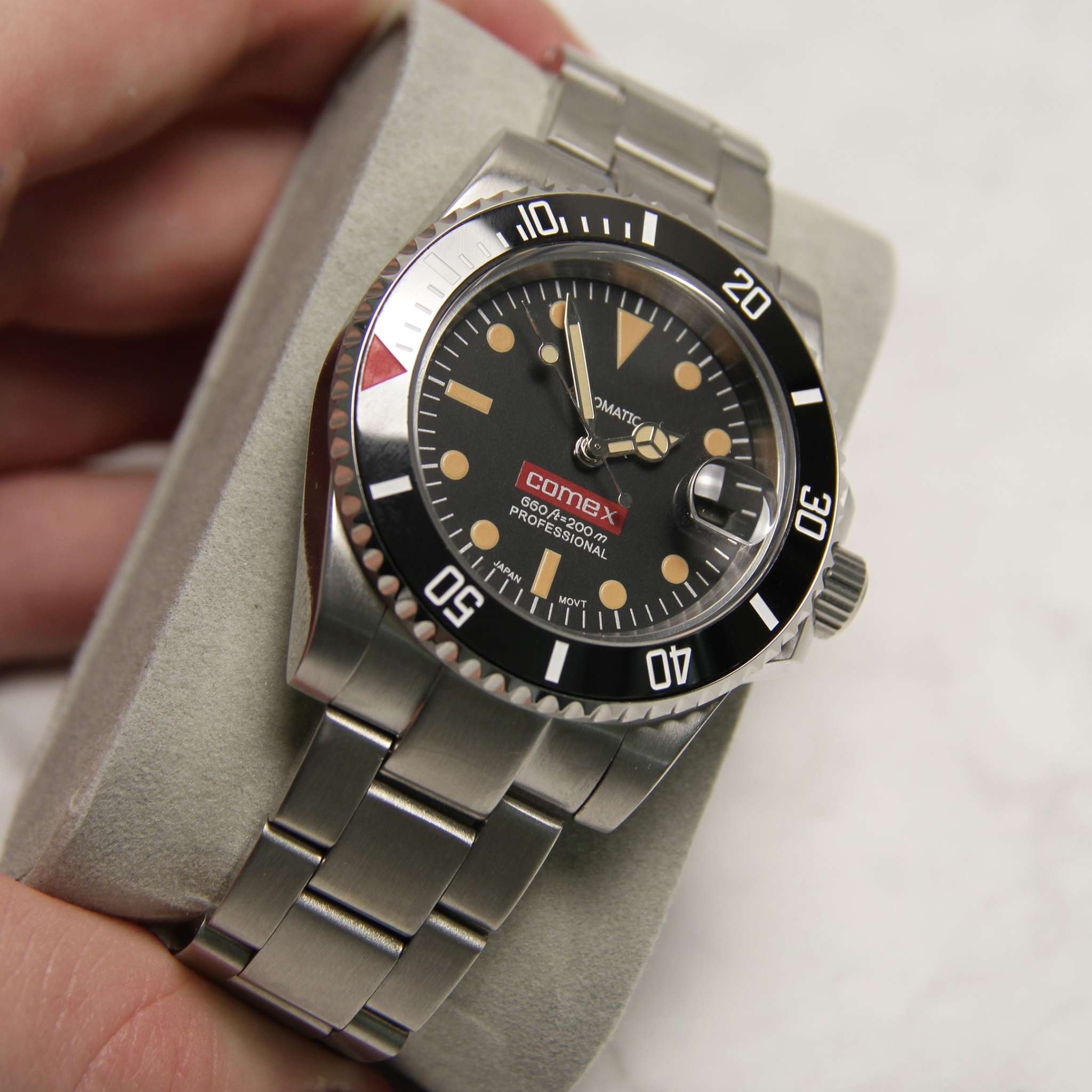 “Montre SEIKMOD Submariner COMEX NH35 vue complète à plat, cadran noir et lunette céramique noire brillante”