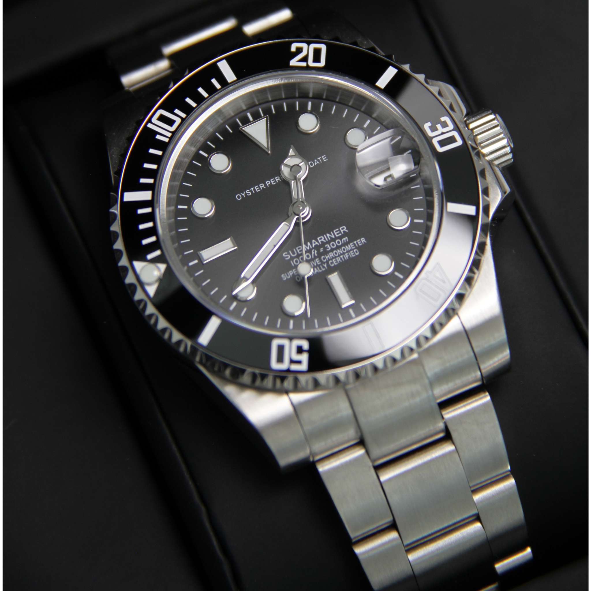 “Cadran noir de la montre SEIKMOD Submariner NH35 avec index luminescents et lunette unidirectionnelle en céramique noire”