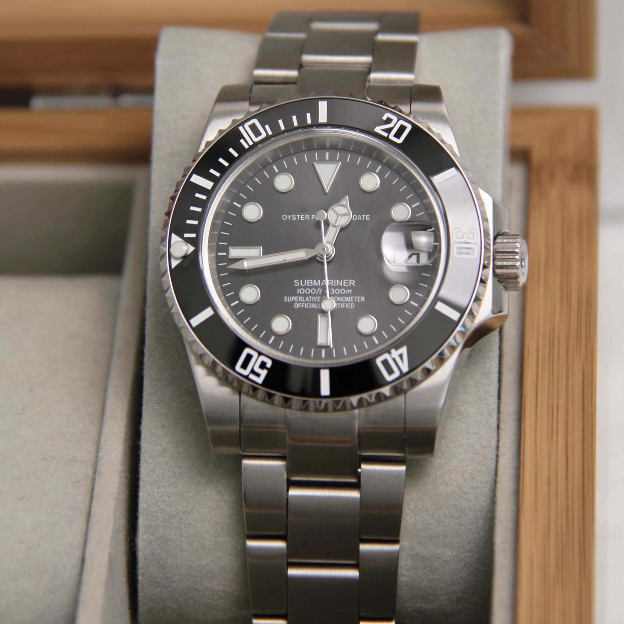 “Détail du cadran noir brillant et du verre saphir anti-rayures de la montre SEIKMOD Submariner NH35, mouvement automatique Seiko Instruments Inc.”