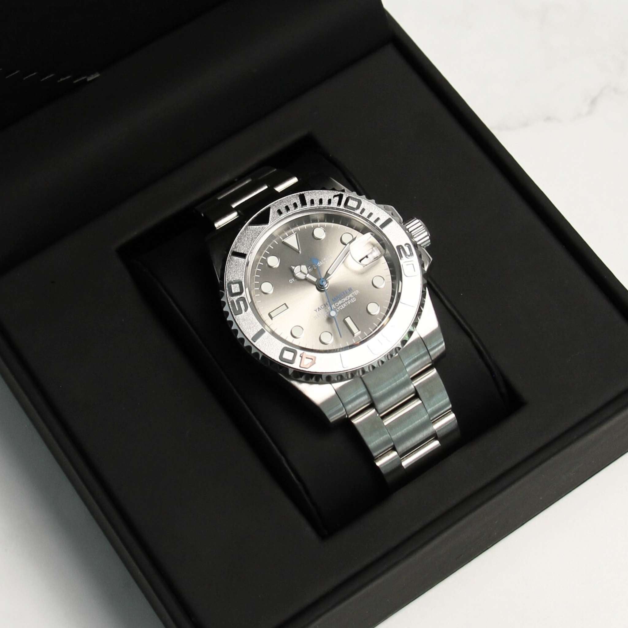 Montre SEIKMOD Yacht-Master Bleu Gris présentée dans son écrin premium Modus Horlogerie.